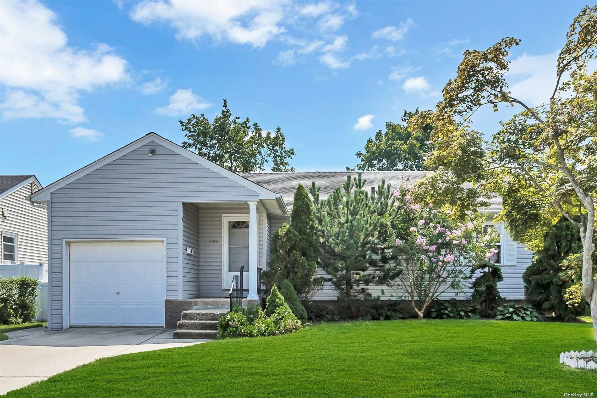 #1 photo, 1966 Central Drive, ناسو East Meadow , NY 11554
