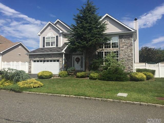 #1 photo, 17 Blueberry Ridge Drive, سوفولك Holtsville , NY 11742