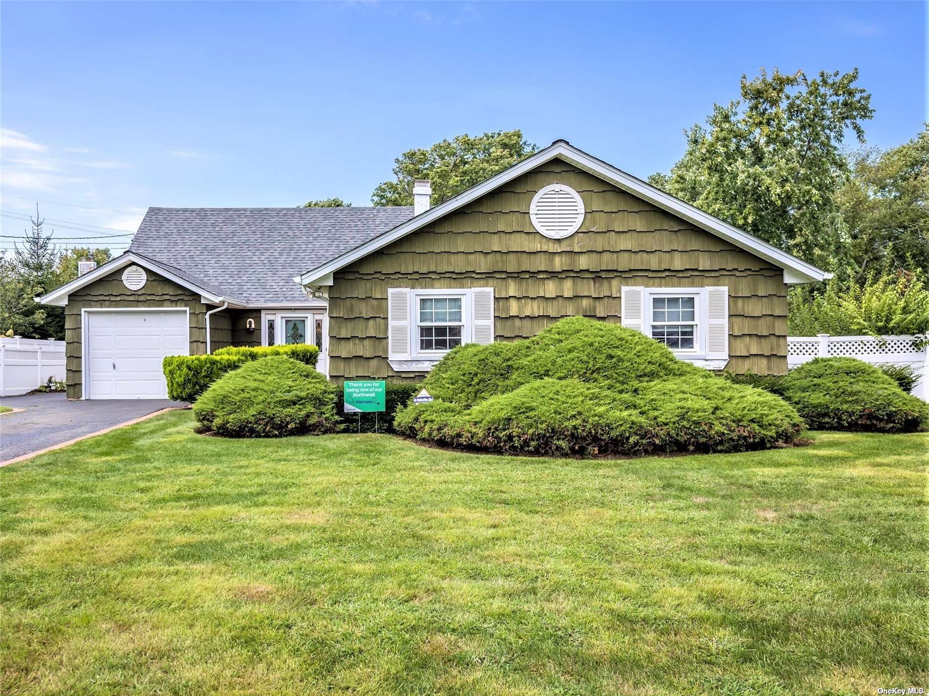 #1 photo, 430 Everdell Avenue, Саффолк ‖ West Islip , NY 11795