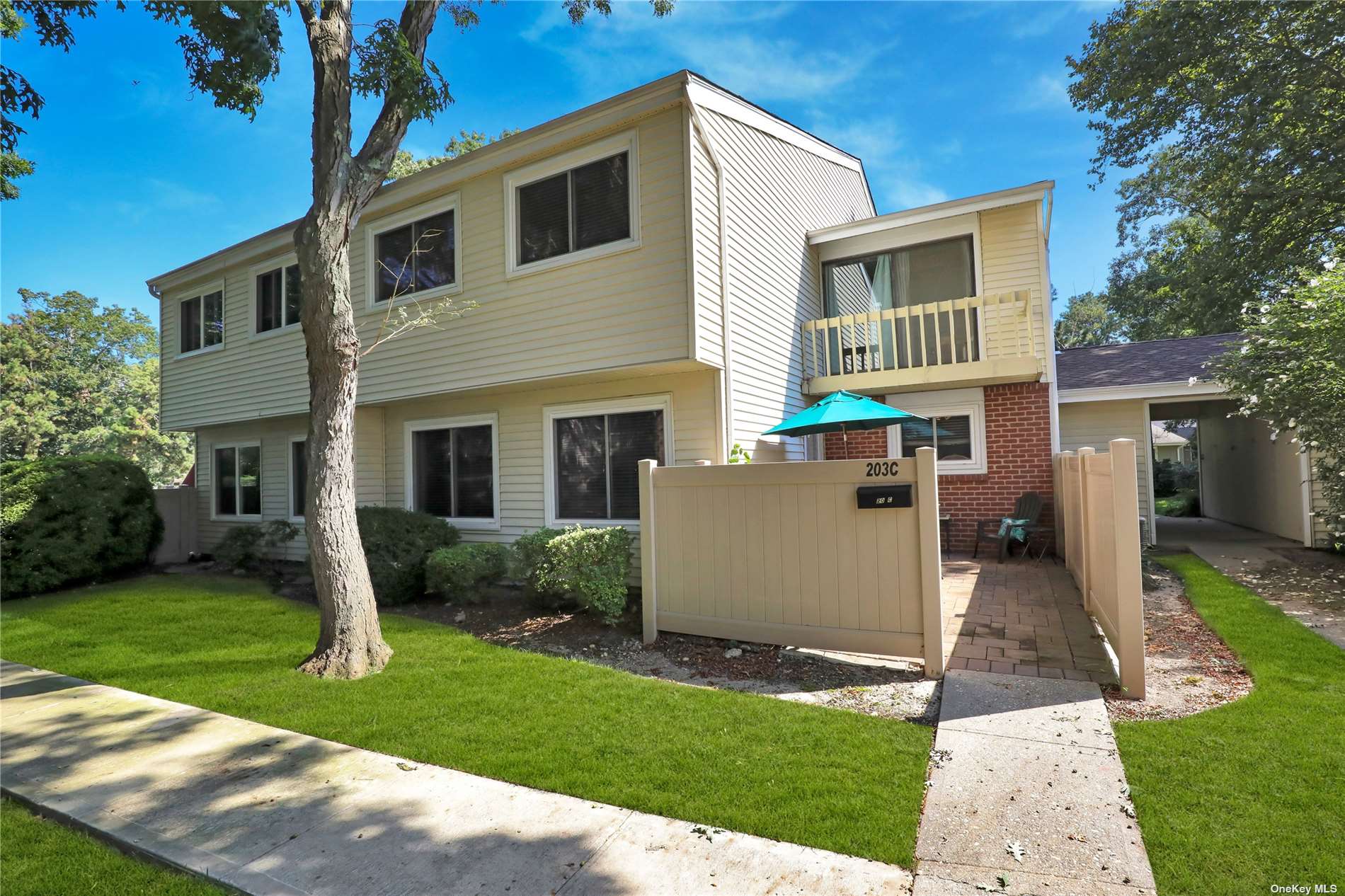 #1 photo, 203 Springmeadow Drive, 东长岛 Holbrook , NY 11741