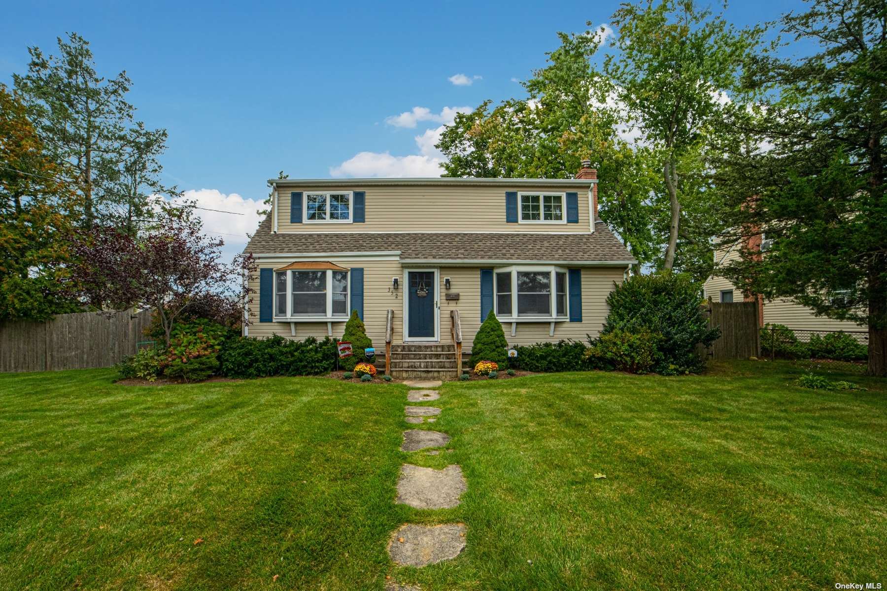 #1 photo, 352 Arcadia Drive, Саффолк ‖ West Islip , NY 11795