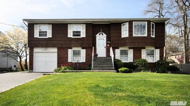 #1 photo, 102 Cross Road, Oakdale , NY 11769