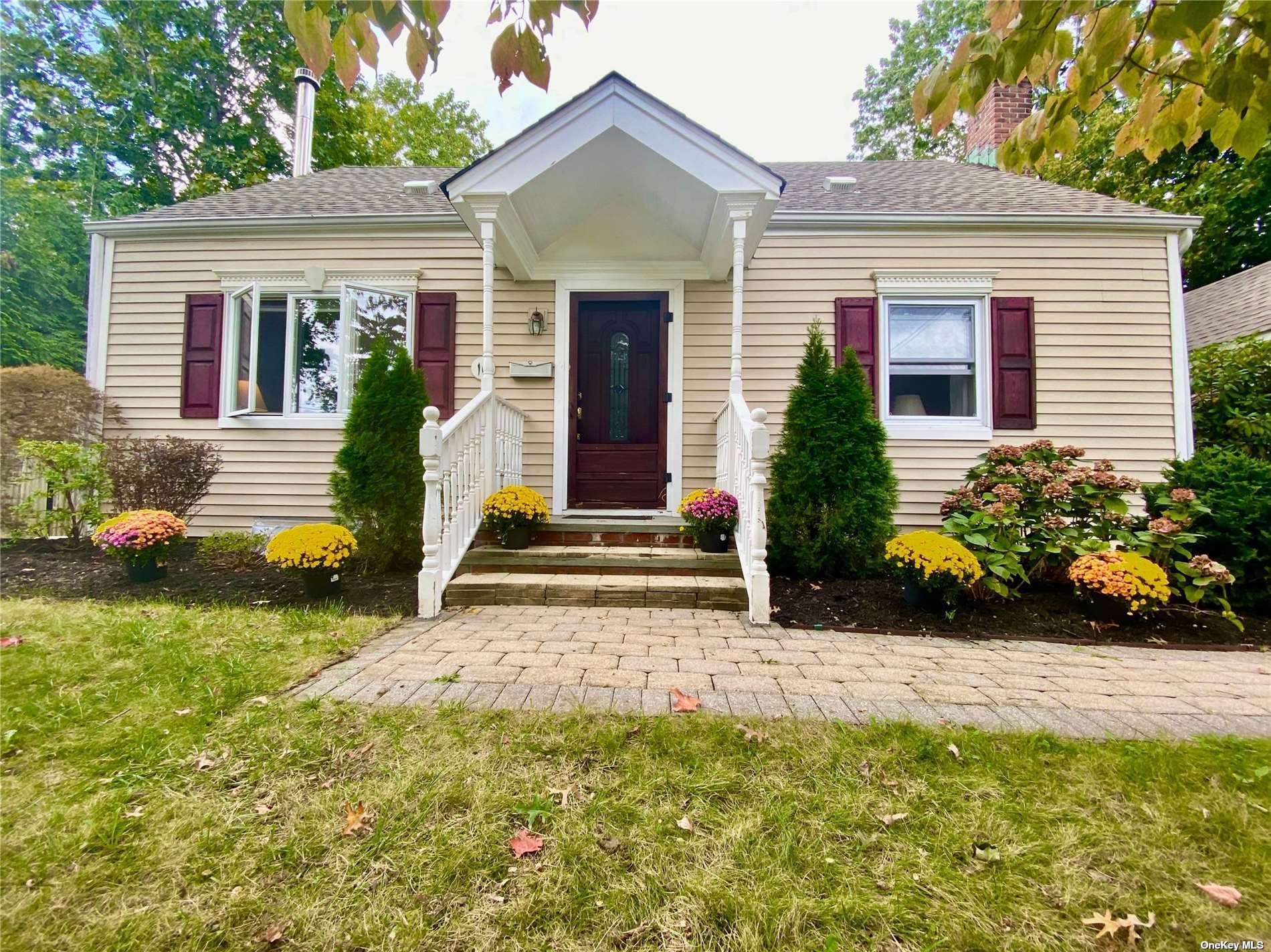 #1 photo, 10 Ardsley Place, Huntington Station , NY 11746