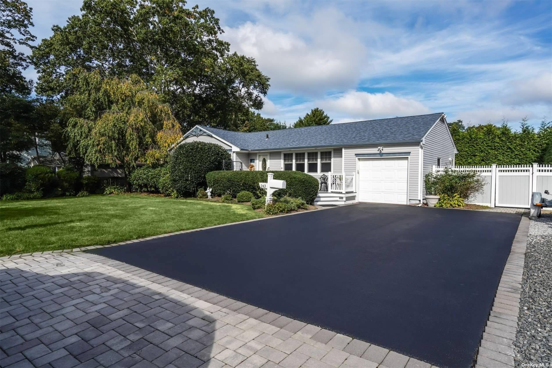 #1 photo, 243 Cedar Street, サフォーク郡 Saint James , NY 11780