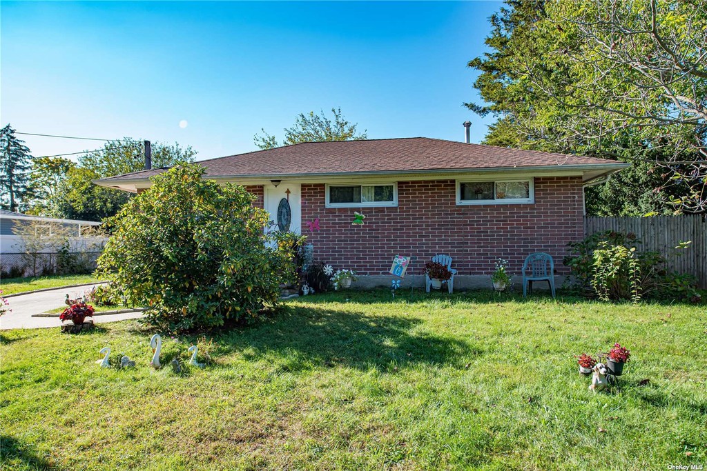 #1 photo, 12 Standish Road, 东长岛 Brentwood , NY 11717