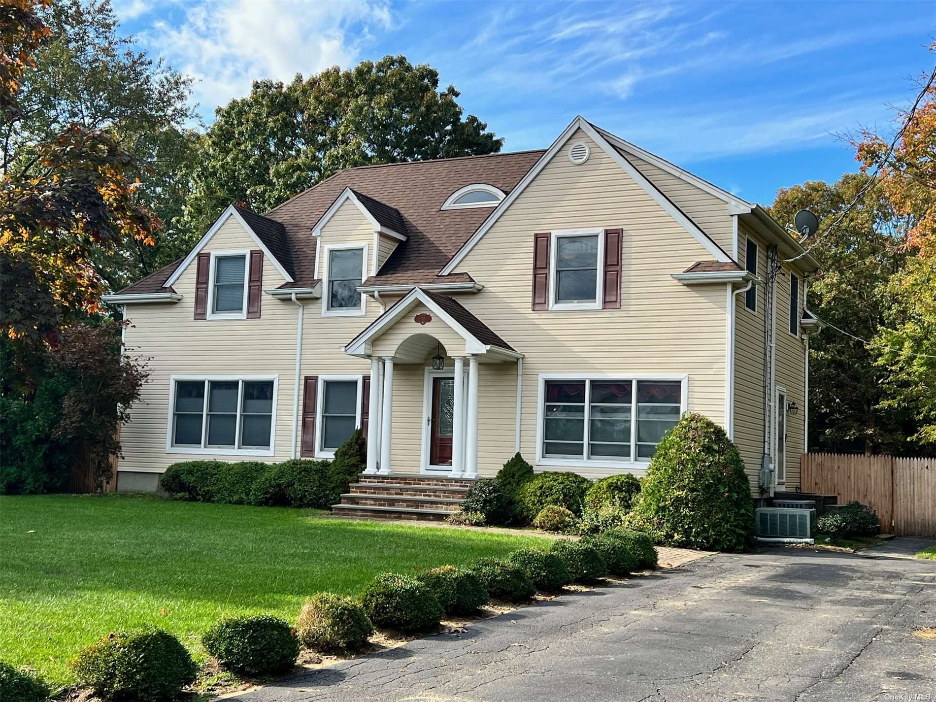 #1 photo, 72 Howell Avenue, サフォーク郡 Centereach , NY 11720