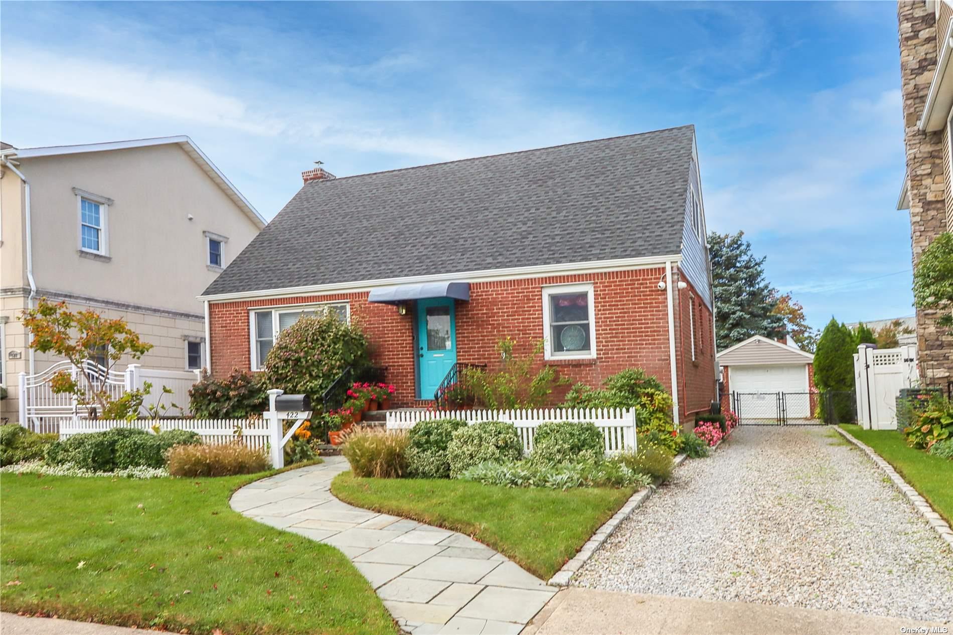 #1 photo, 422 Saint John Place, Нассау ‖ Franklin Square , NY 11010