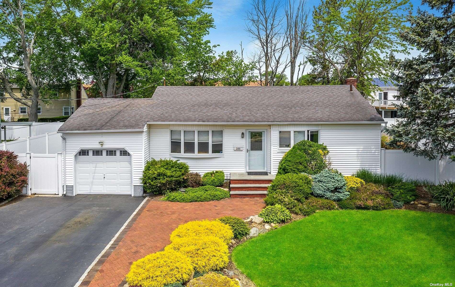 #1 photo, 209 Queens Avenue, ナッソー郡 Massapequa , NY 11758