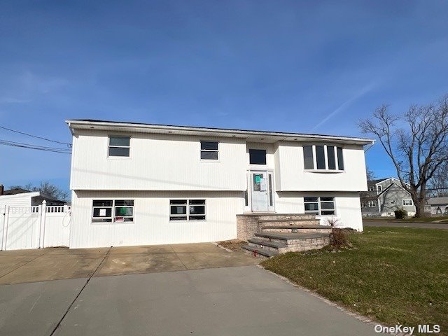 #1 photo, 3 Dewey Place, সাফোক কাউন্টি Lindenhurst , NY 11757