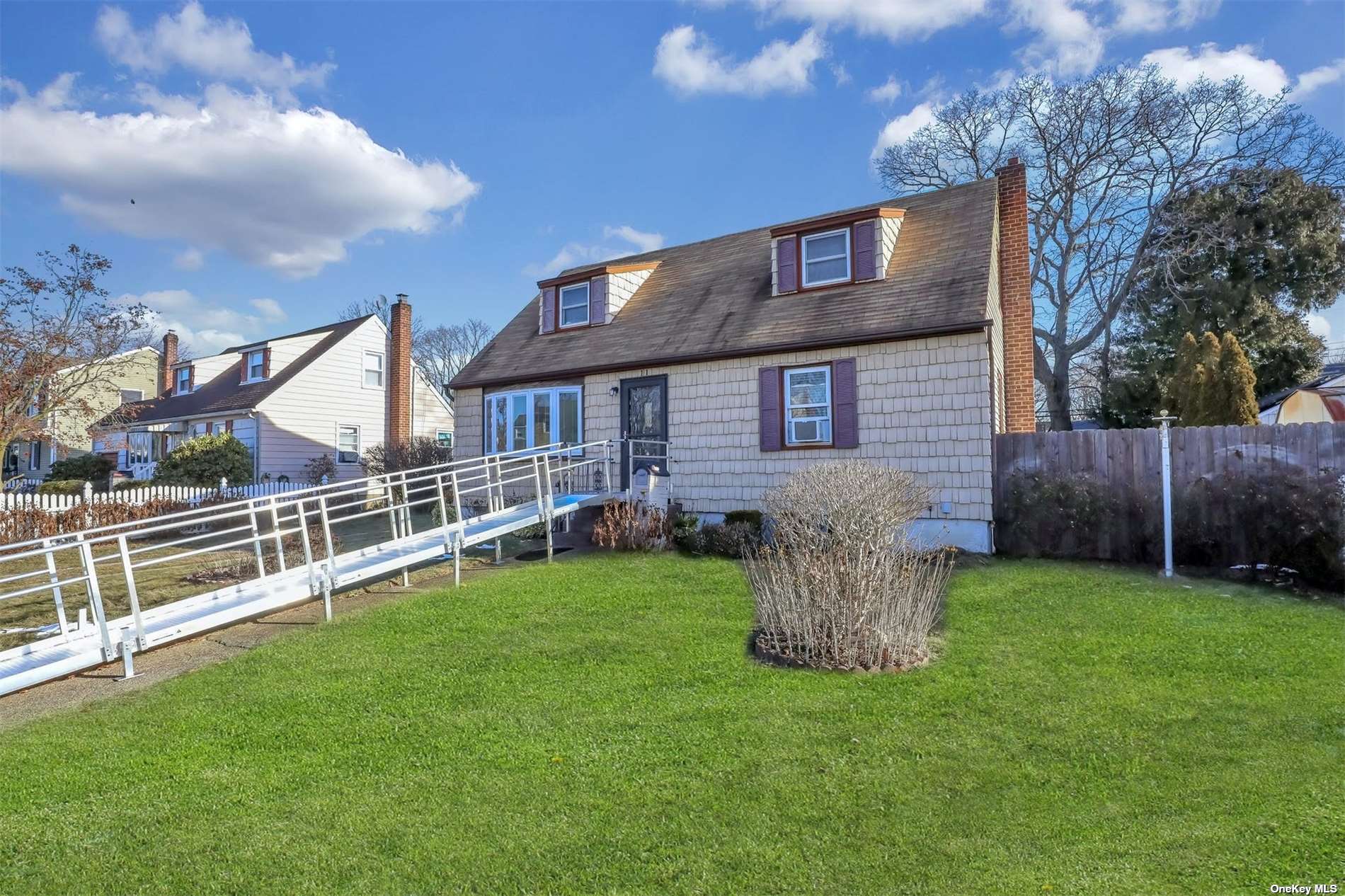 #1 photo, 11 Radcliff Lane, Farmingdale , NY 11735