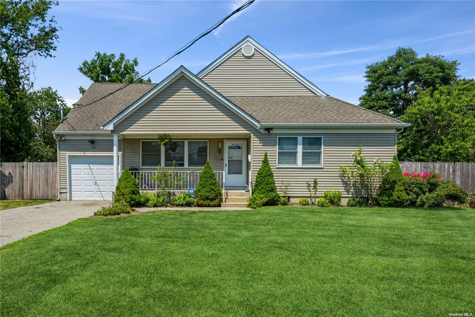 #1 photo, 135 Mcnair Street, सफ़ोक काउंटी Brentwood , NY 11717