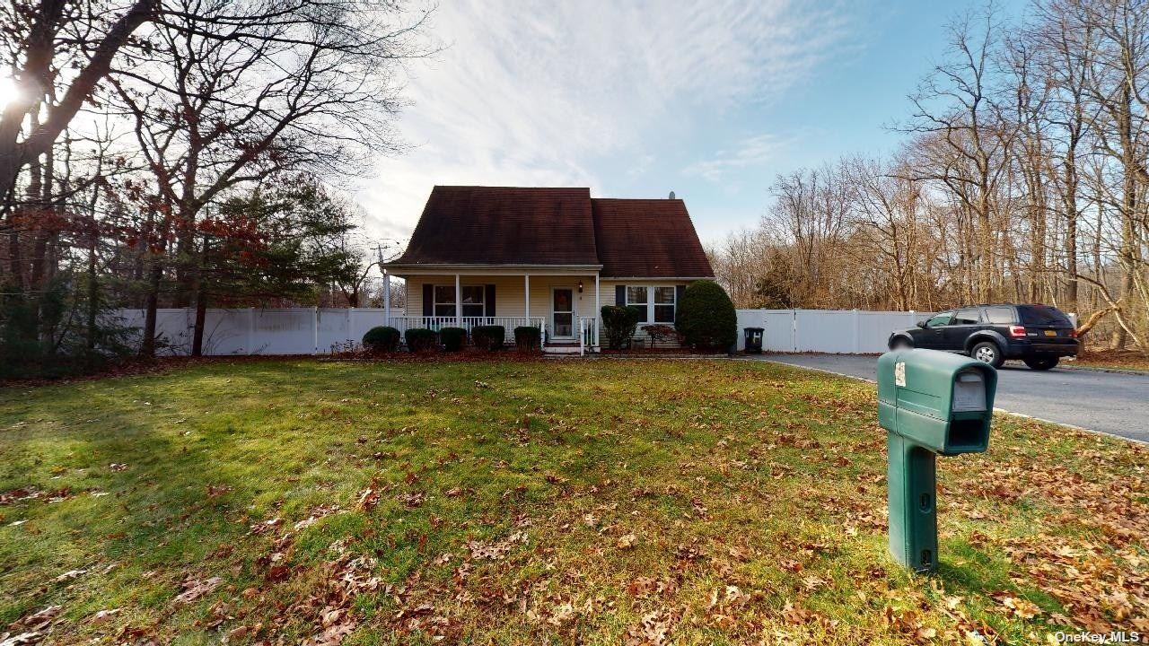 #1 photo, 4 Pinegrove Avenue, Medford , NY 11763