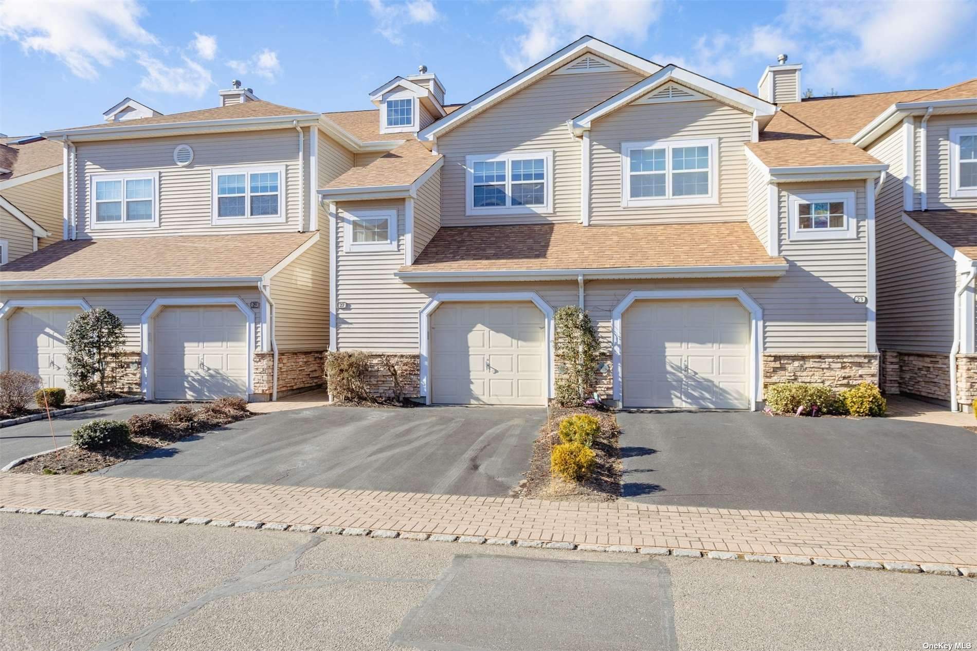 #1 photo, 27 Carriage Lane, ناسو Plainview , NY 11803