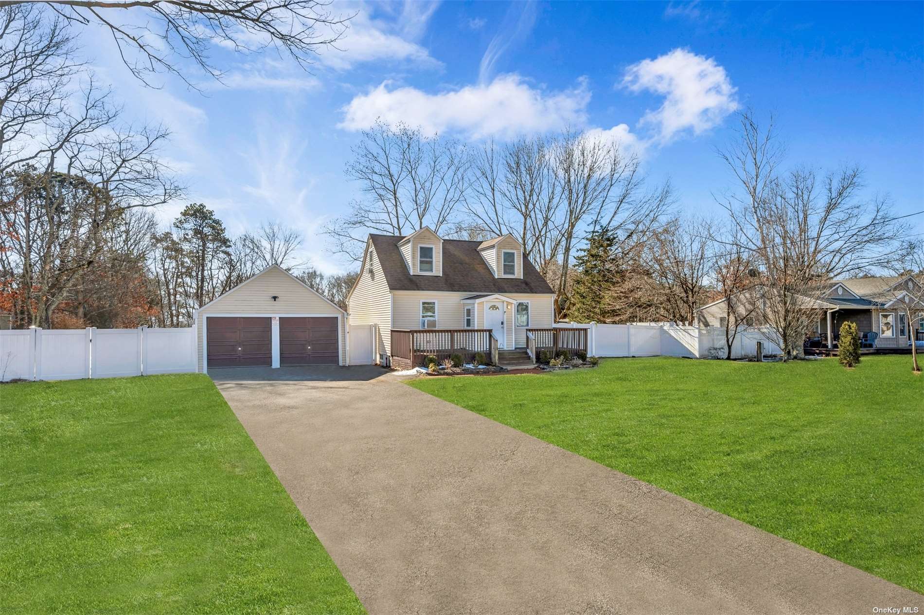 #1 photo, 54 Sweetbriar Drive, 东长岛 Mastic , NY 11950