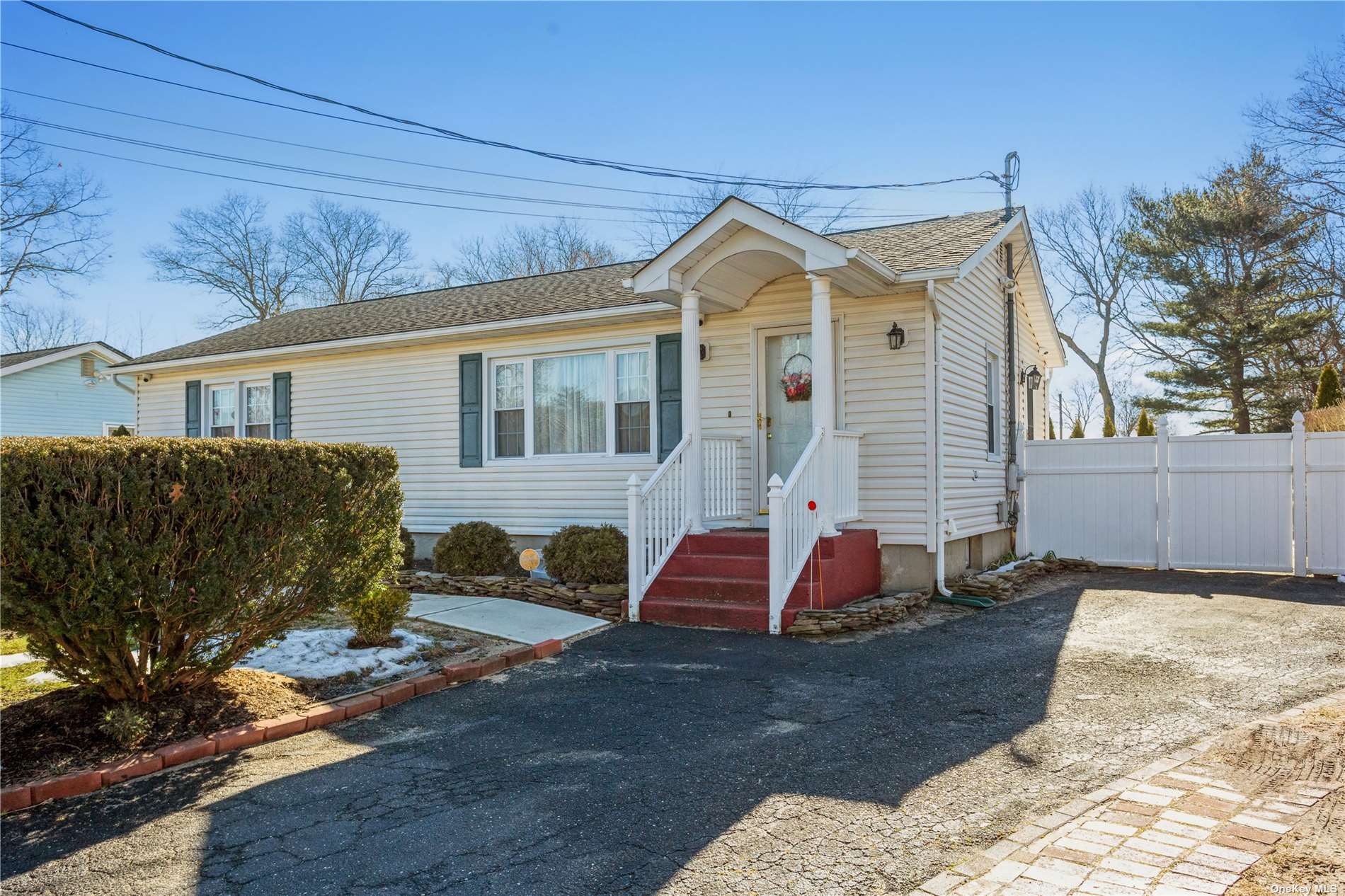 #1 photo, 5484 Expressway Drive, Holtsville , NY 11742