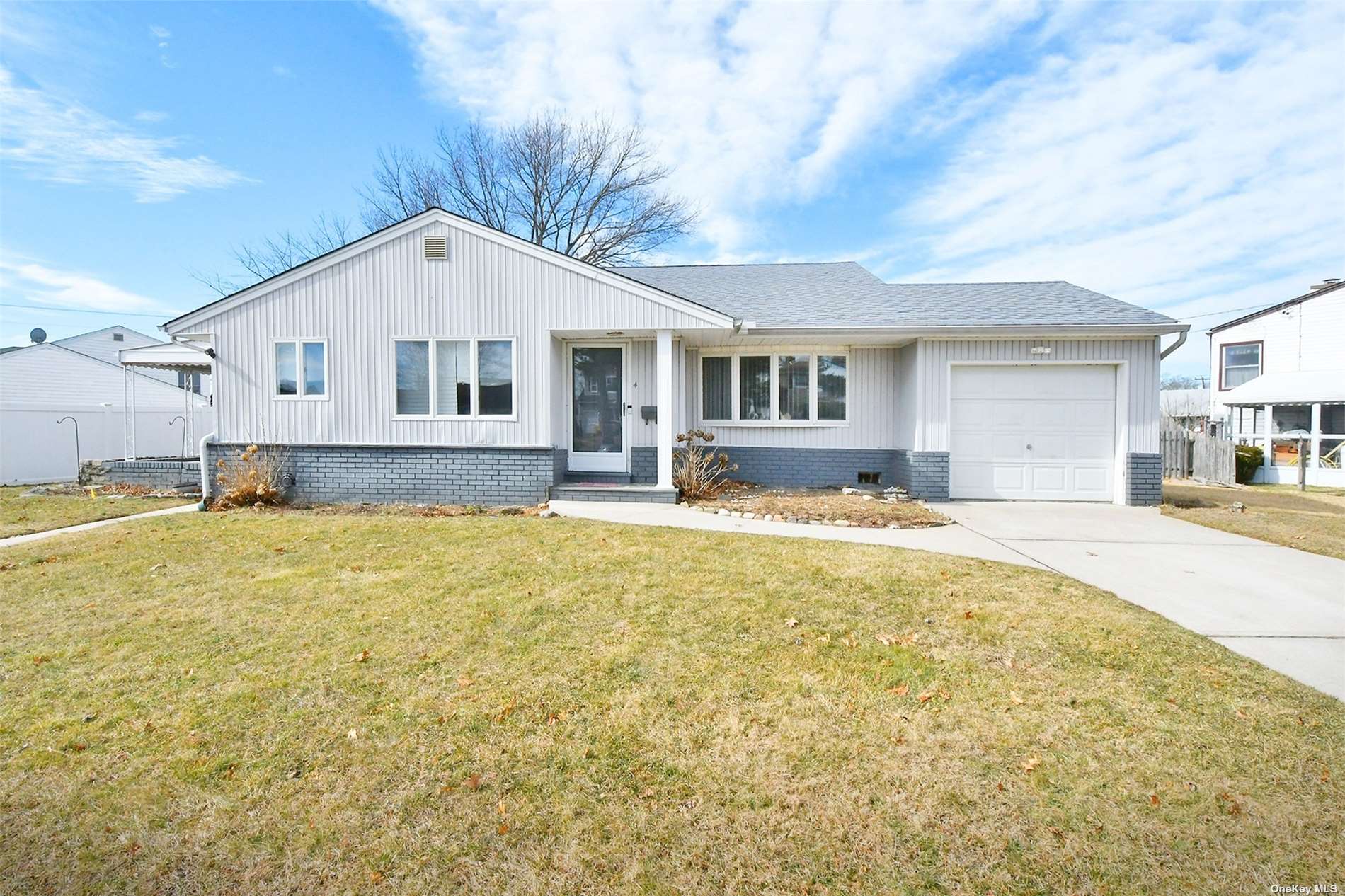 #1 photo, 4 Robin Lane, ナッソー郡 Farmingdale , NY 11735