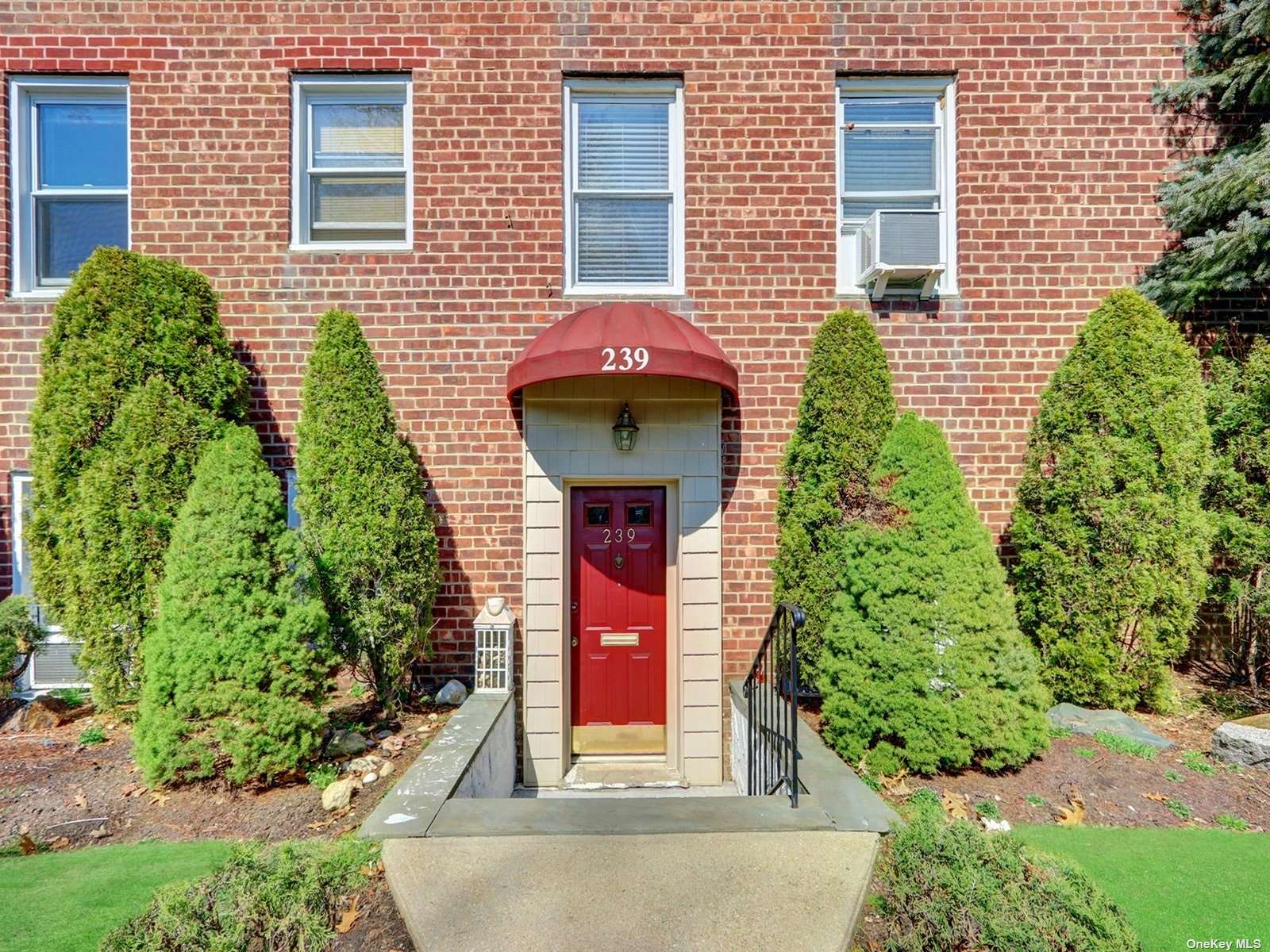 #1 photo, 239 Warner Avenue, Roslyn Heights , NY 11577