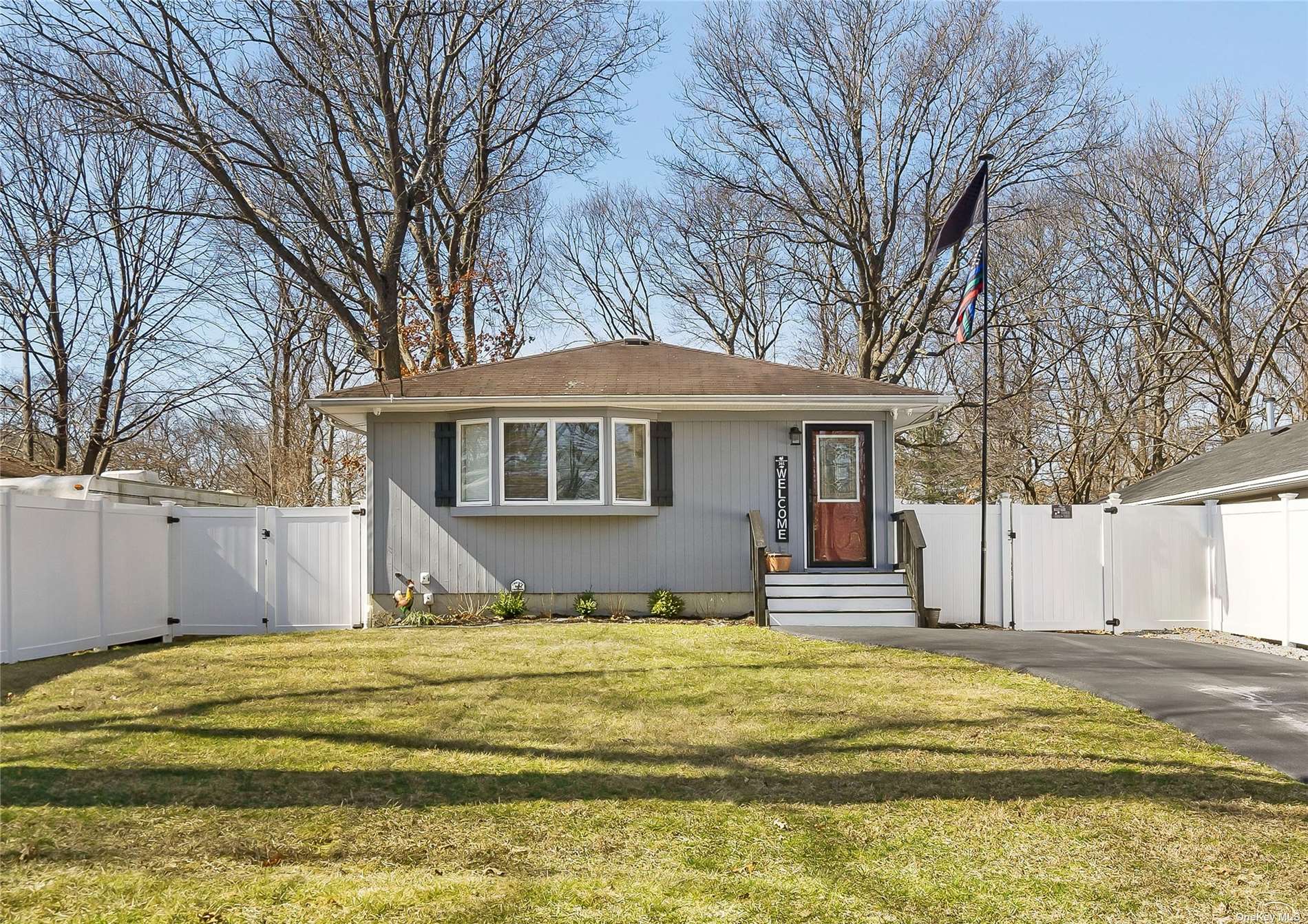 #1 photo, 429 W End Avenue, サフォーク郡 Shirley , NY 11967