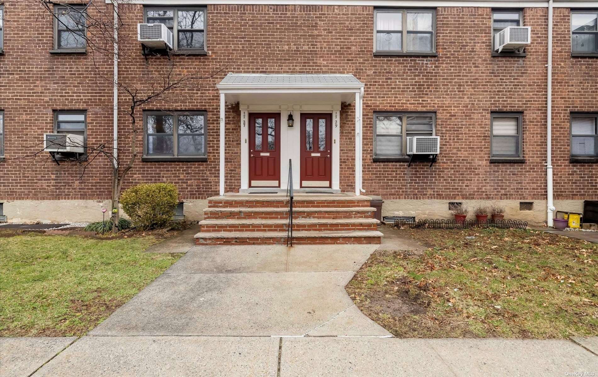 #1 photo, 17-27 Utopia Parkway, Куинс ‖ Whitestone , NY 11357