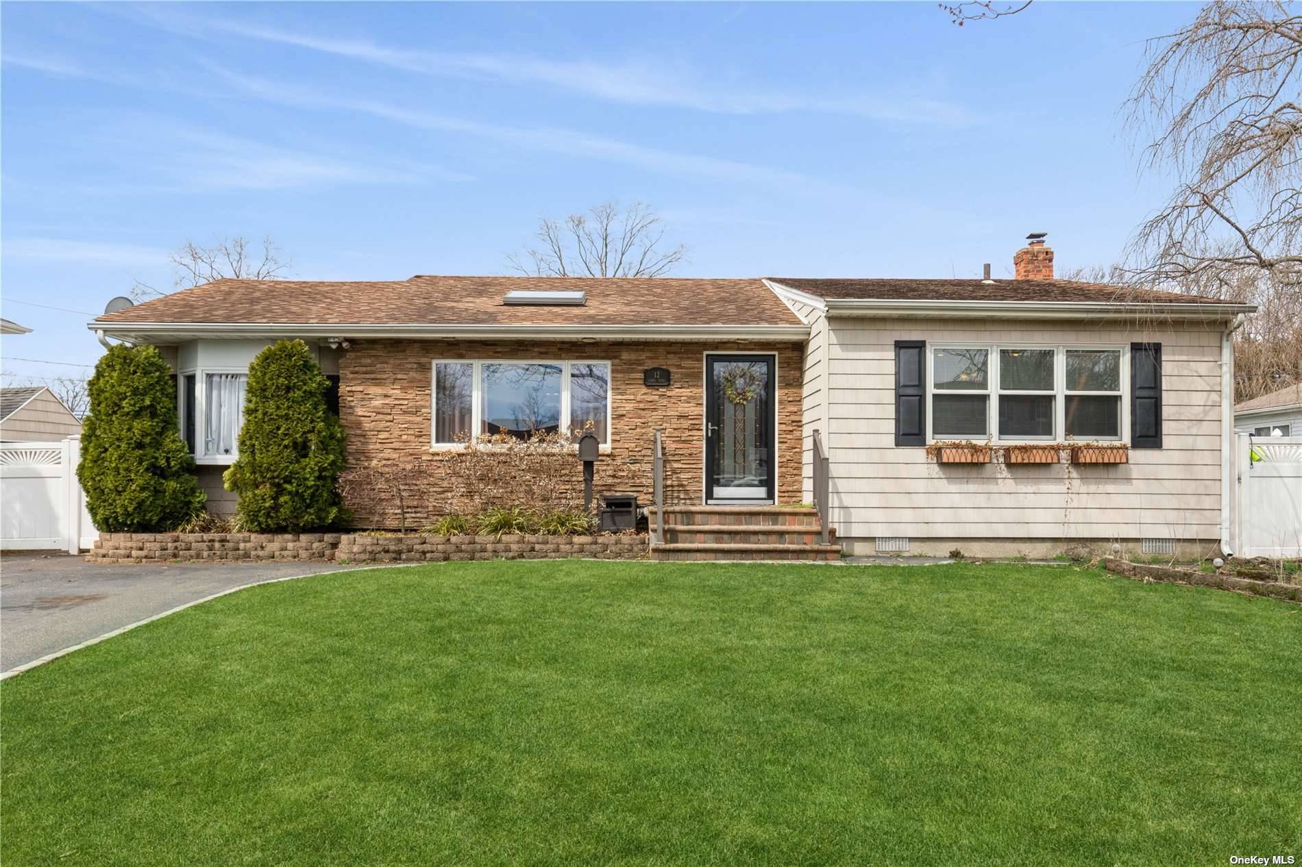 #1 photo, 12 Essex Place, 东长岛 康马克 Commack , NY 11725