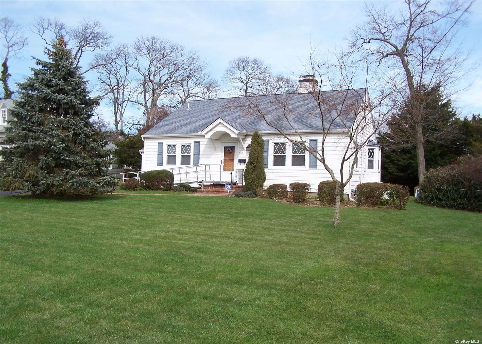 #1 photo, 520 Pine Acres Boulevard, Brightwaters , NY 11718