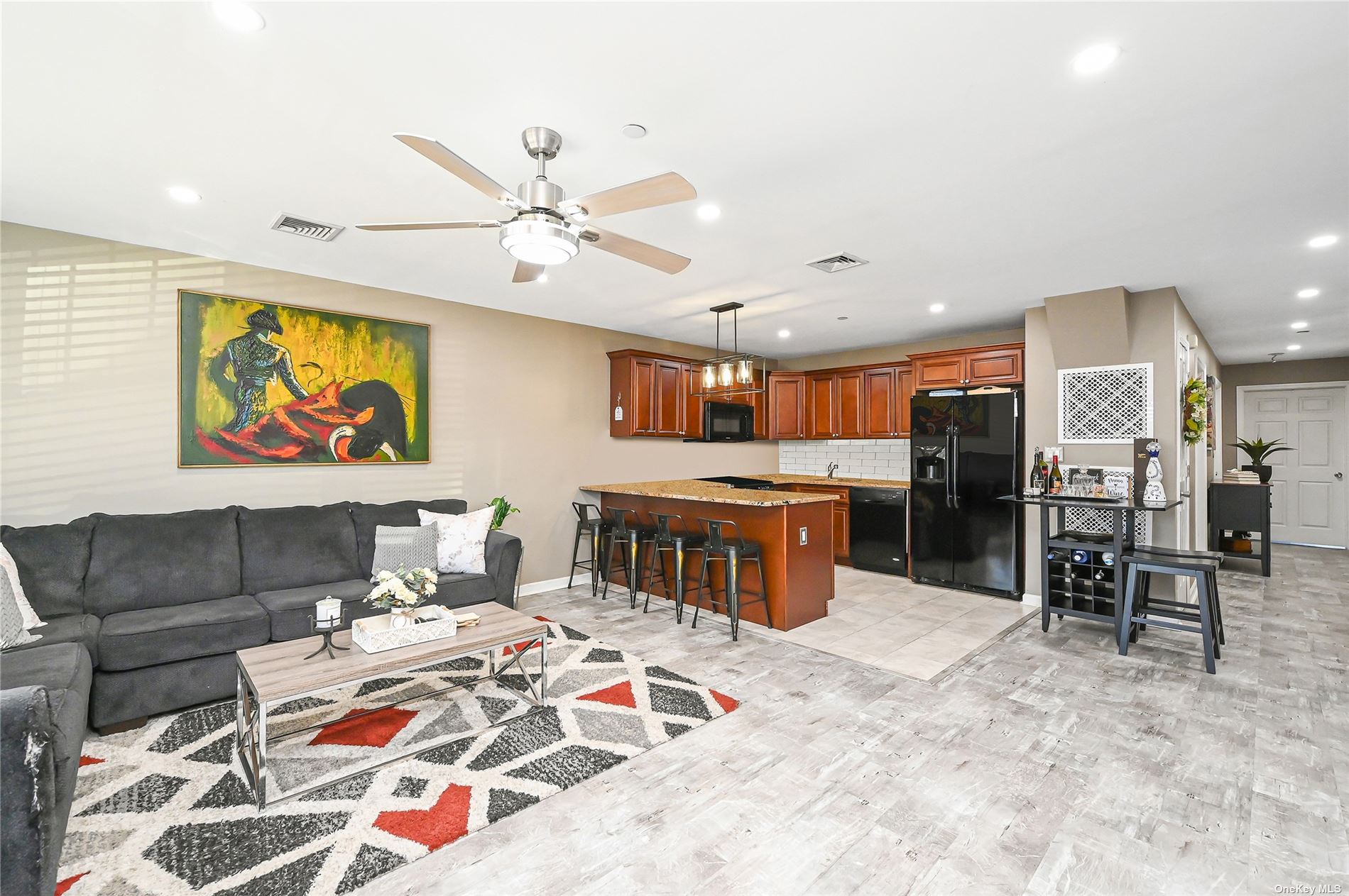 #1 photo, 619 Broadway, سوفولك Amityville , NY 11701