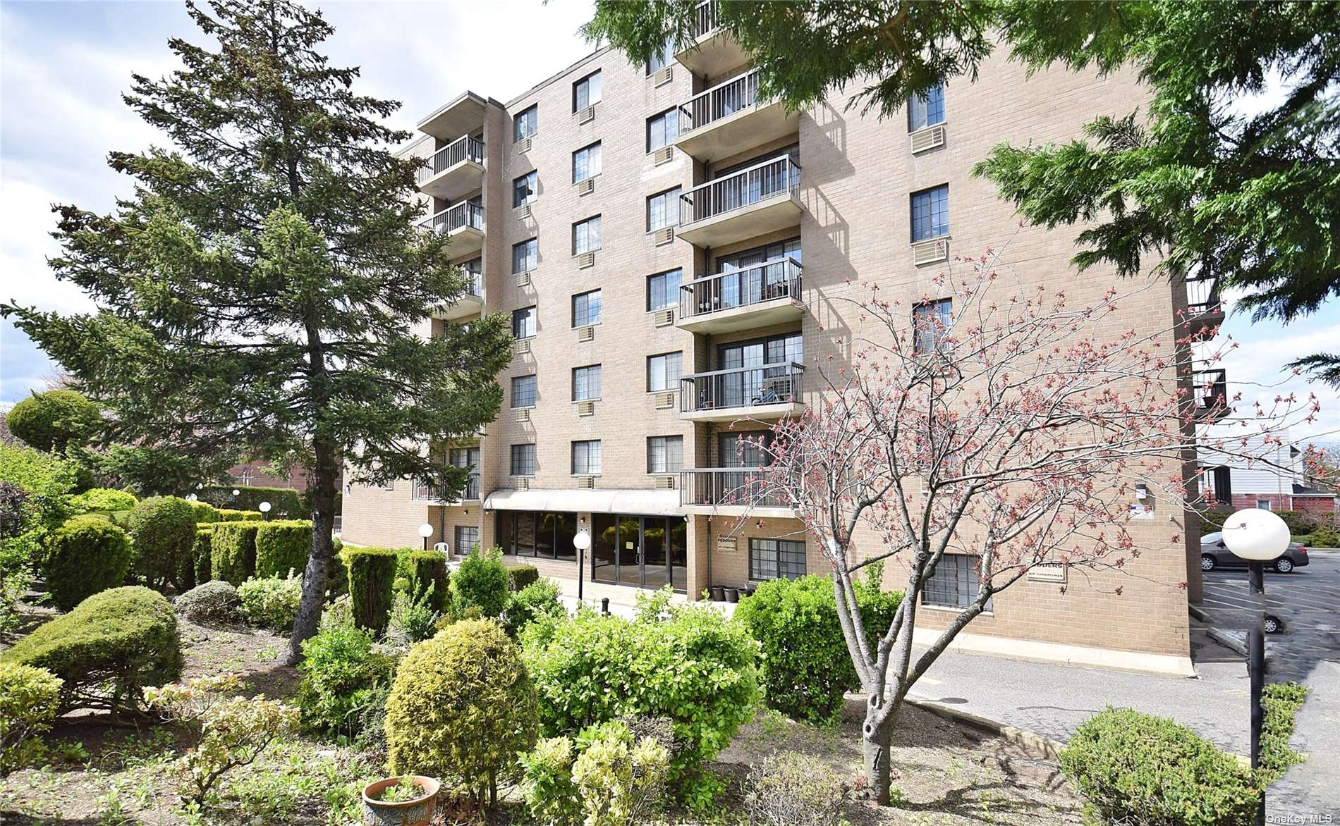 #1 photo, 71-49 Metropolitan Avenue, Middle Village , NY 11379