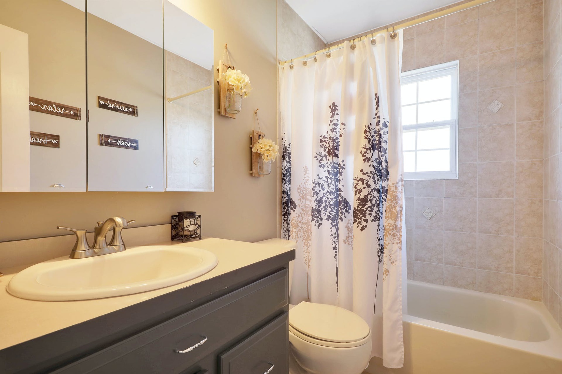 #10 photo, 146 East Madison Street, 東長島 东艾斯利普 East Islip , New York 11730