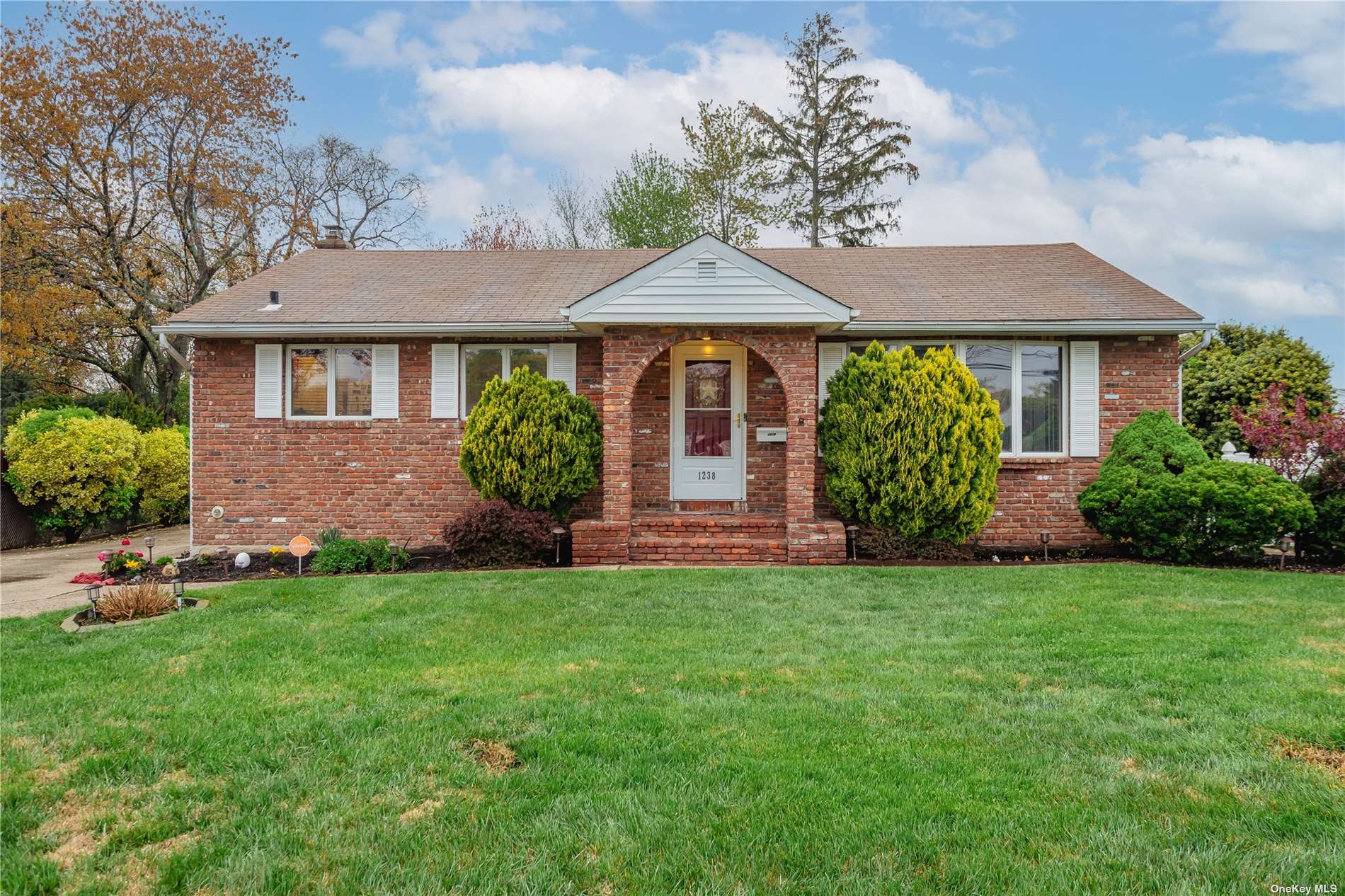 #1 photo, 1238 Brookdale Avenue, מחוז סאפוק Bay Shore , NY 11706