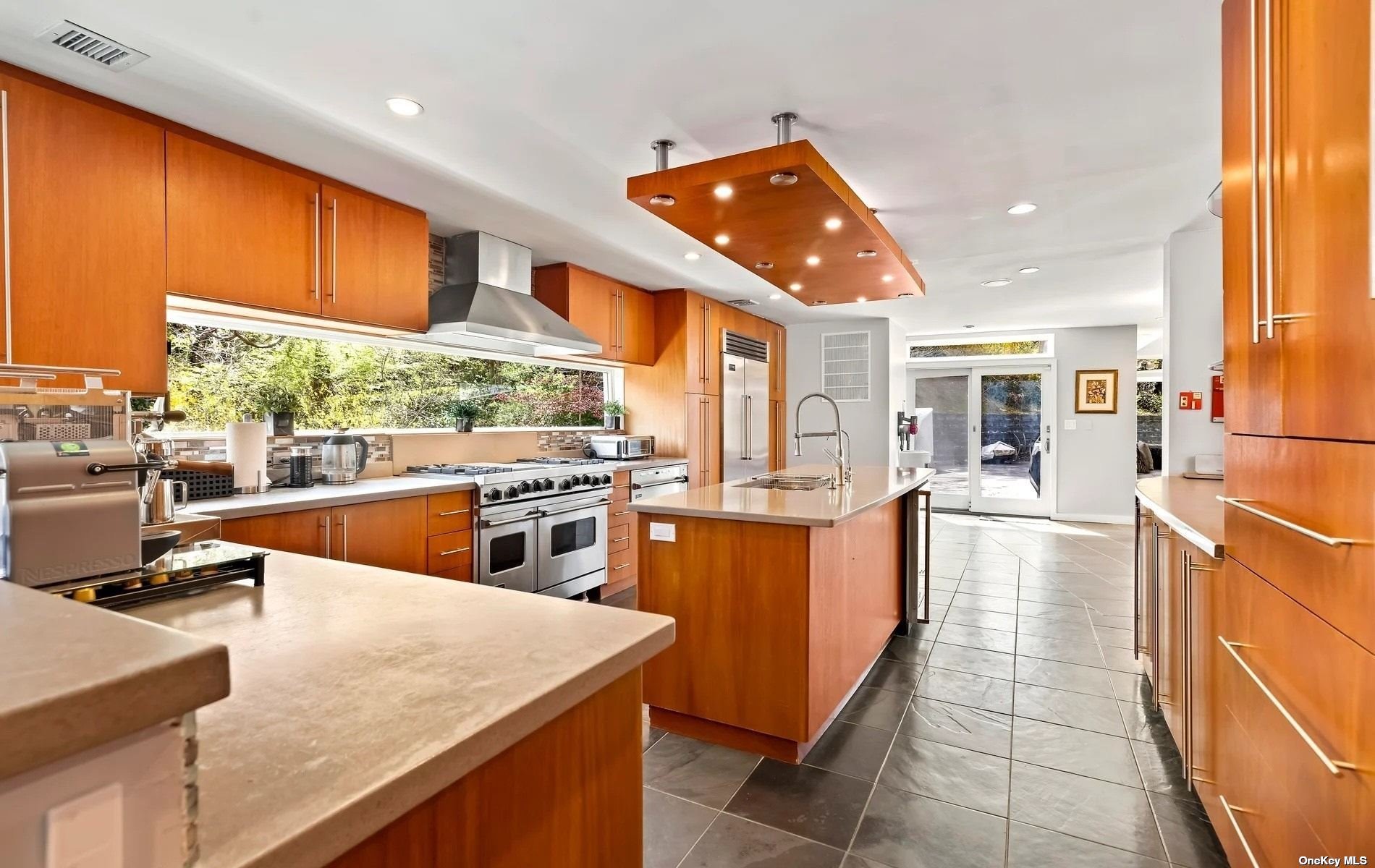 #1 photo, 4 Tuxedo Drive, 东长岛 梅尔维尔 Melville , NY 11747