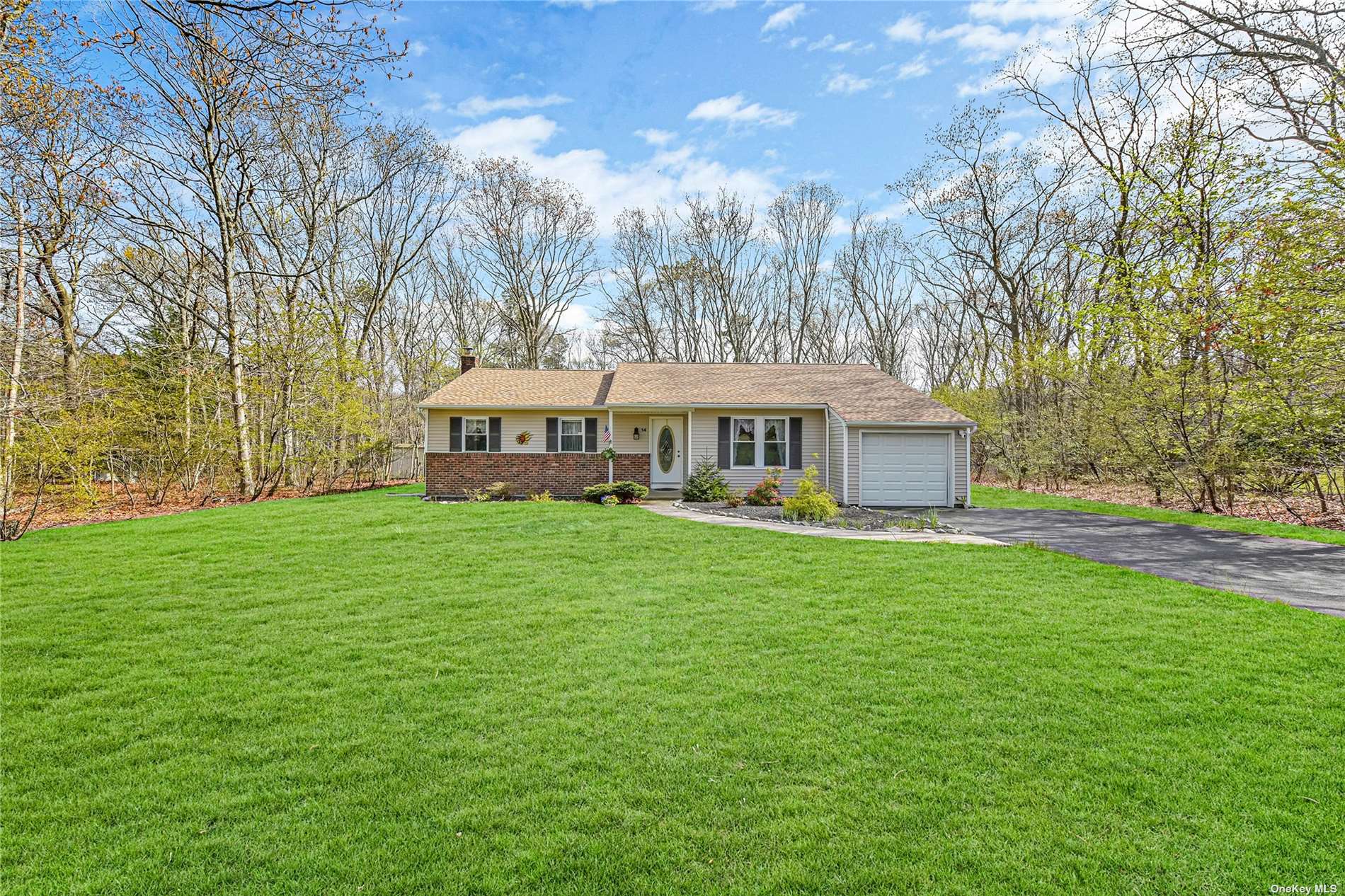 #1 photo, 14 Dundalk Road, מחוז סאפוק Manorville , NY 11949