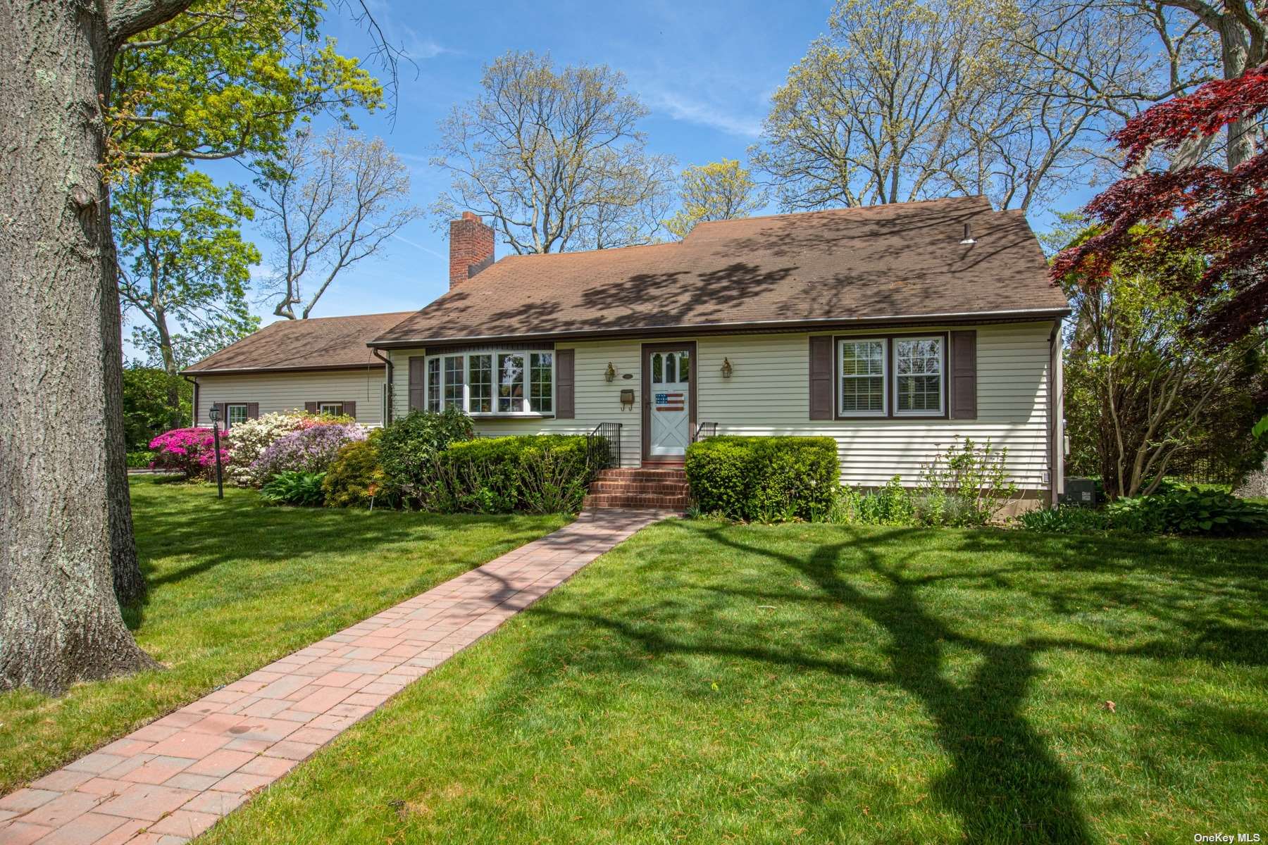 #1 photo, 385 Brook Avenue, Bay Shore , NY 11706