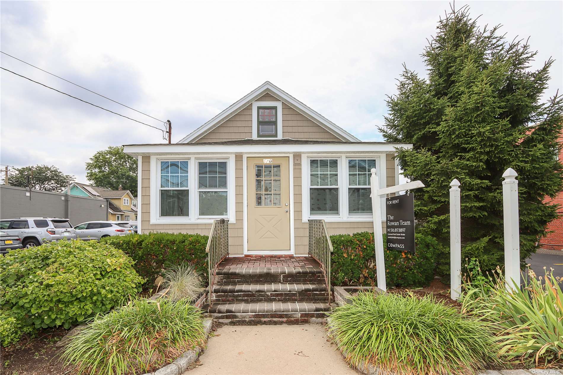 #1 photo, 582 Westbury Avenue, 롱 아일랜드 Carle Place , NY 11514