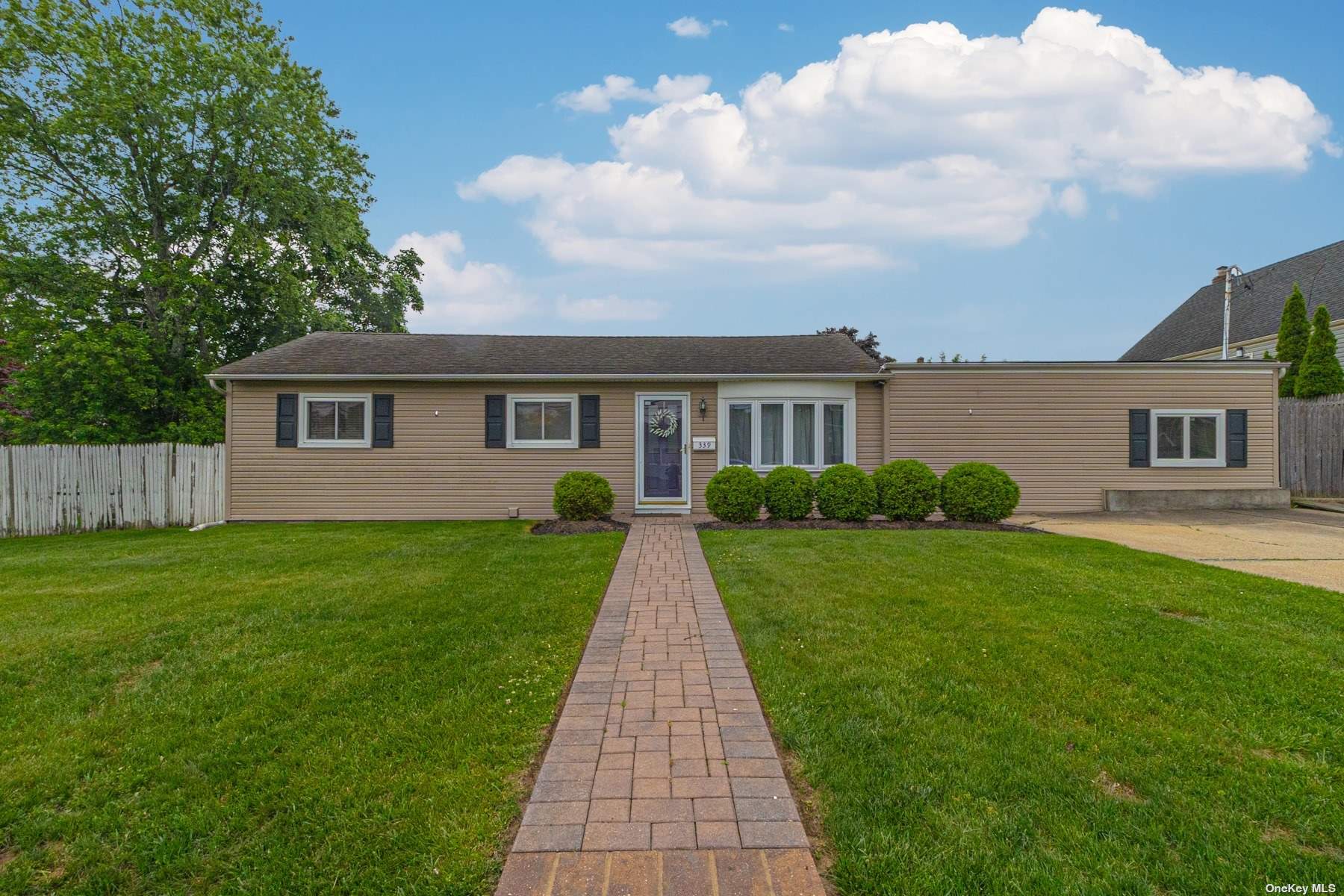 #1 photo, 339 Herzel Boulevard, מחוז סאפוק West Babylon , NY 11704