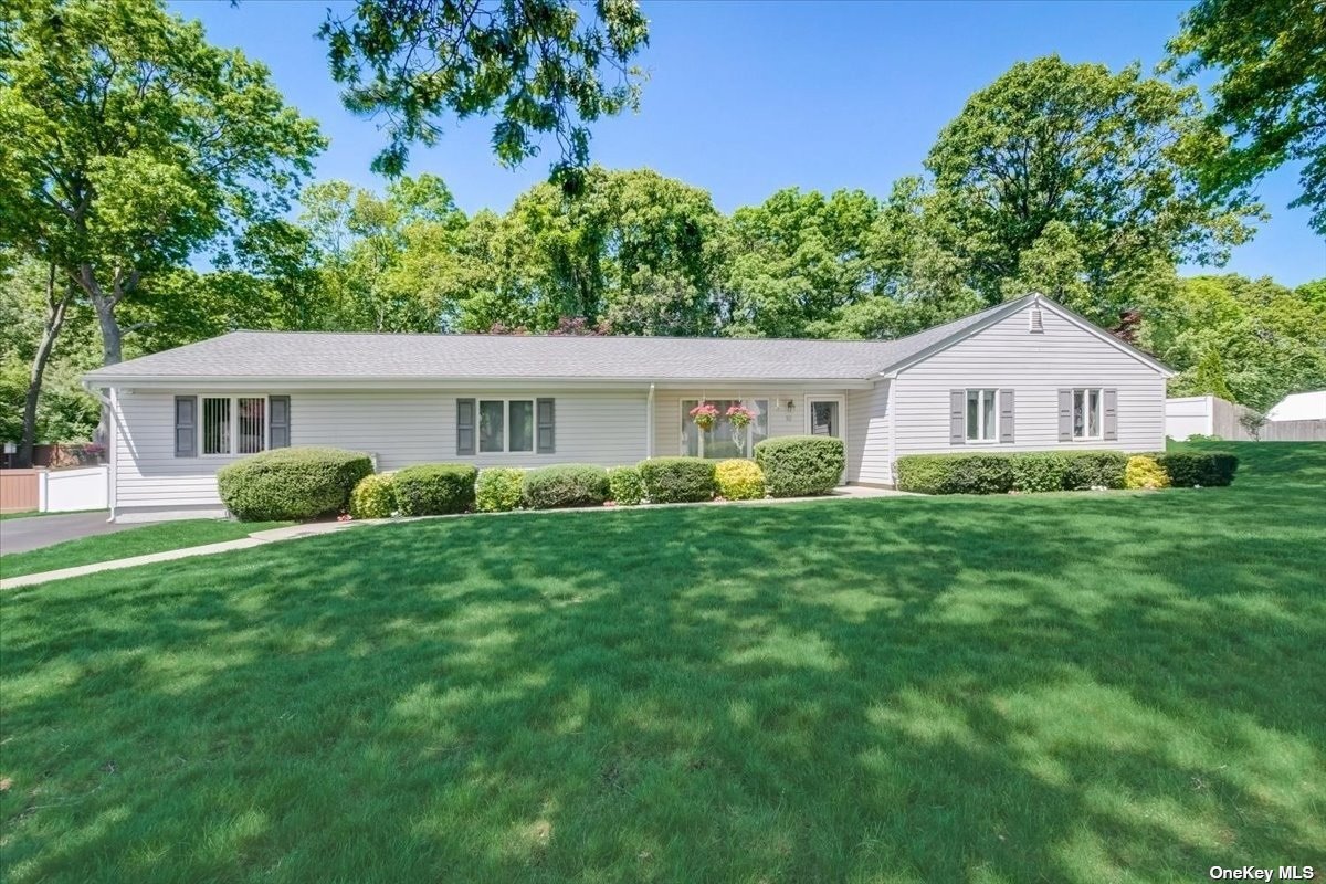 #1 photo, 92 Forest Road, サフォーク郡 Centereach , NY 11720