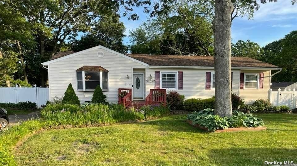 #1 photo, 326 Twin Bark Avenue, Holbrook , NY 11741