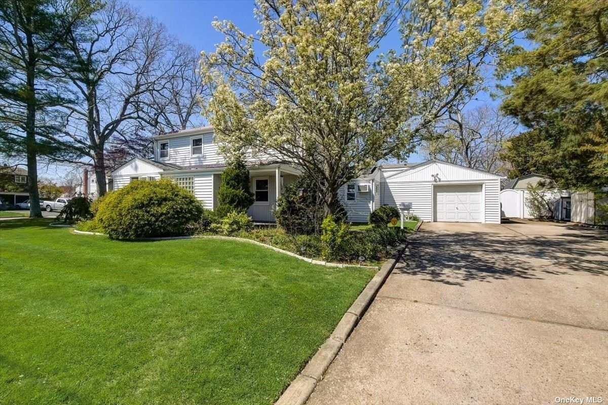 #1 photo, 1 Alexander Street, सफ़ोक काउंटी Babylon , NY 11702