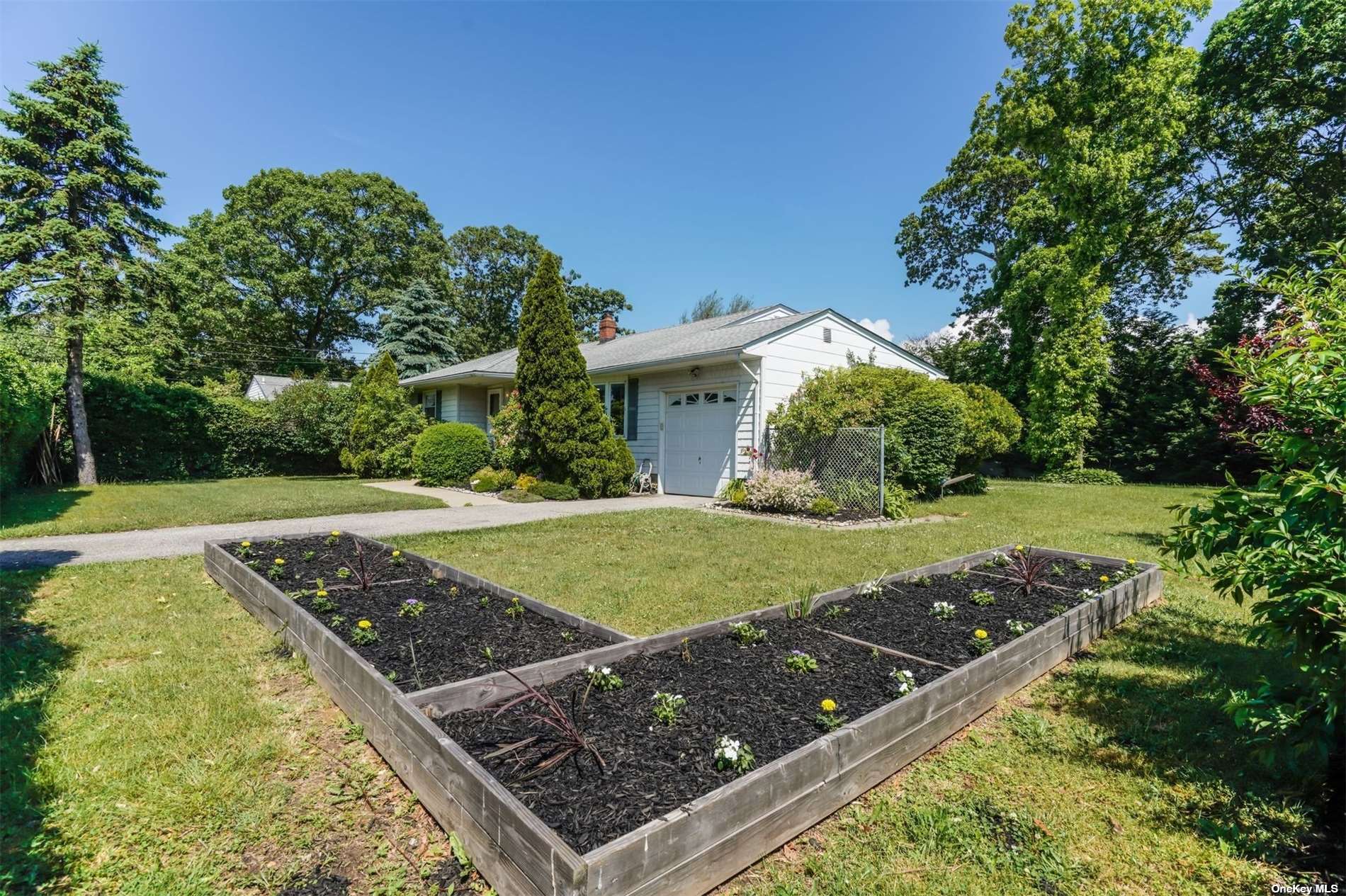 #1 photo, 35 Trafalgar Drive, サフォーク郡 Shirley , NY 11967