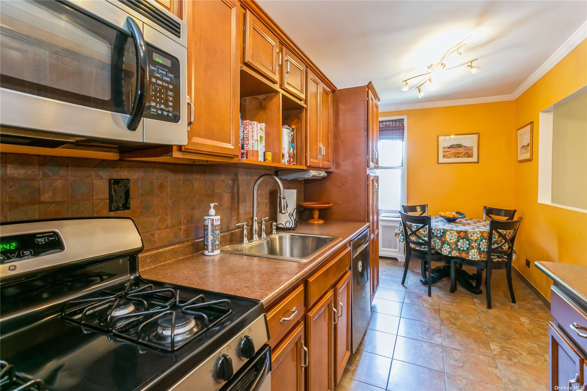 #1 photo, 74-45 Yellowstone, 皇后區 森林小丘 Forest Hills , NY 11375