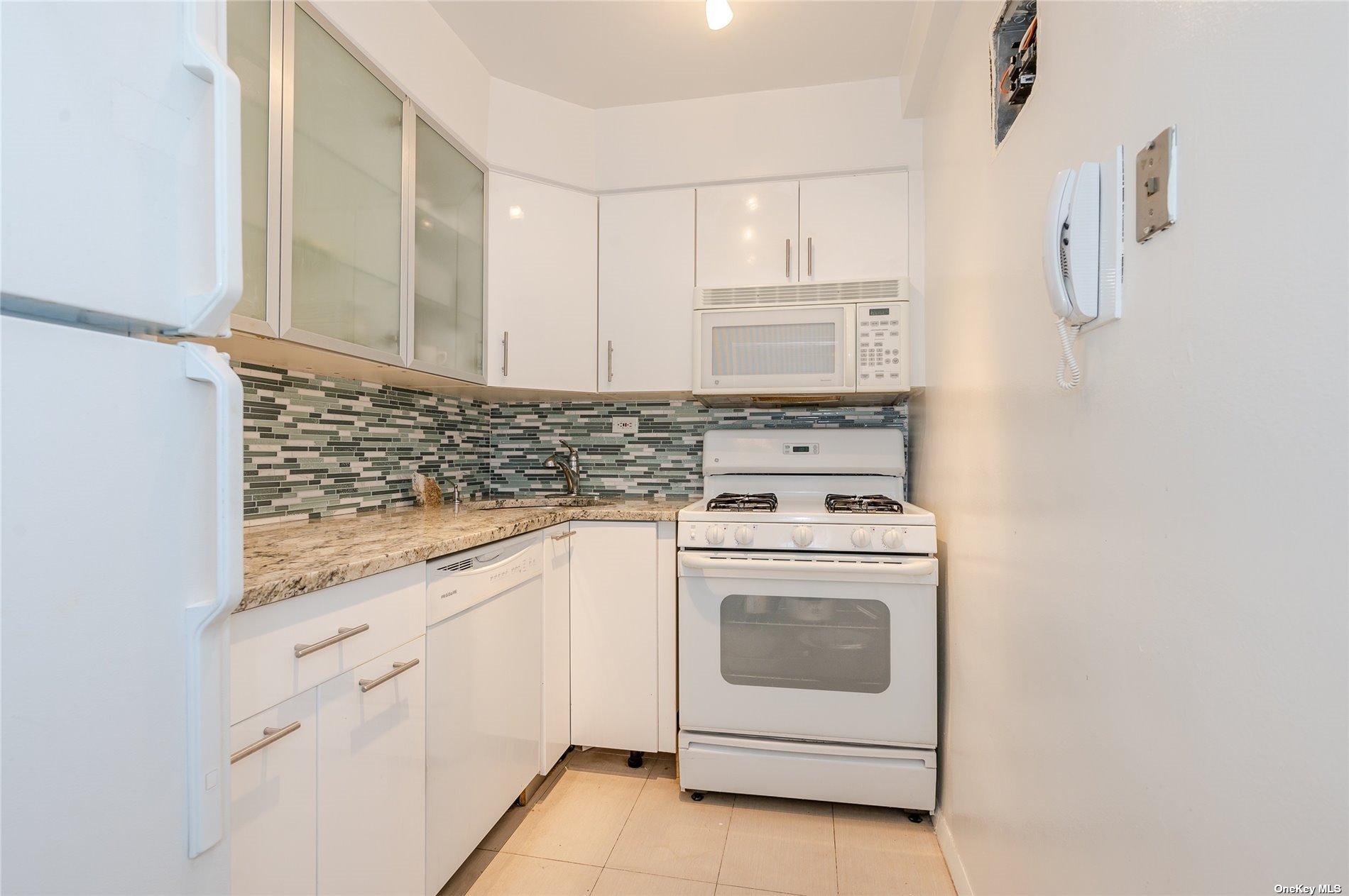 #1 photo, 70-25 Yellowstone Boulevard, 皇后區 森林小丘 Forest Hills , NY 11375