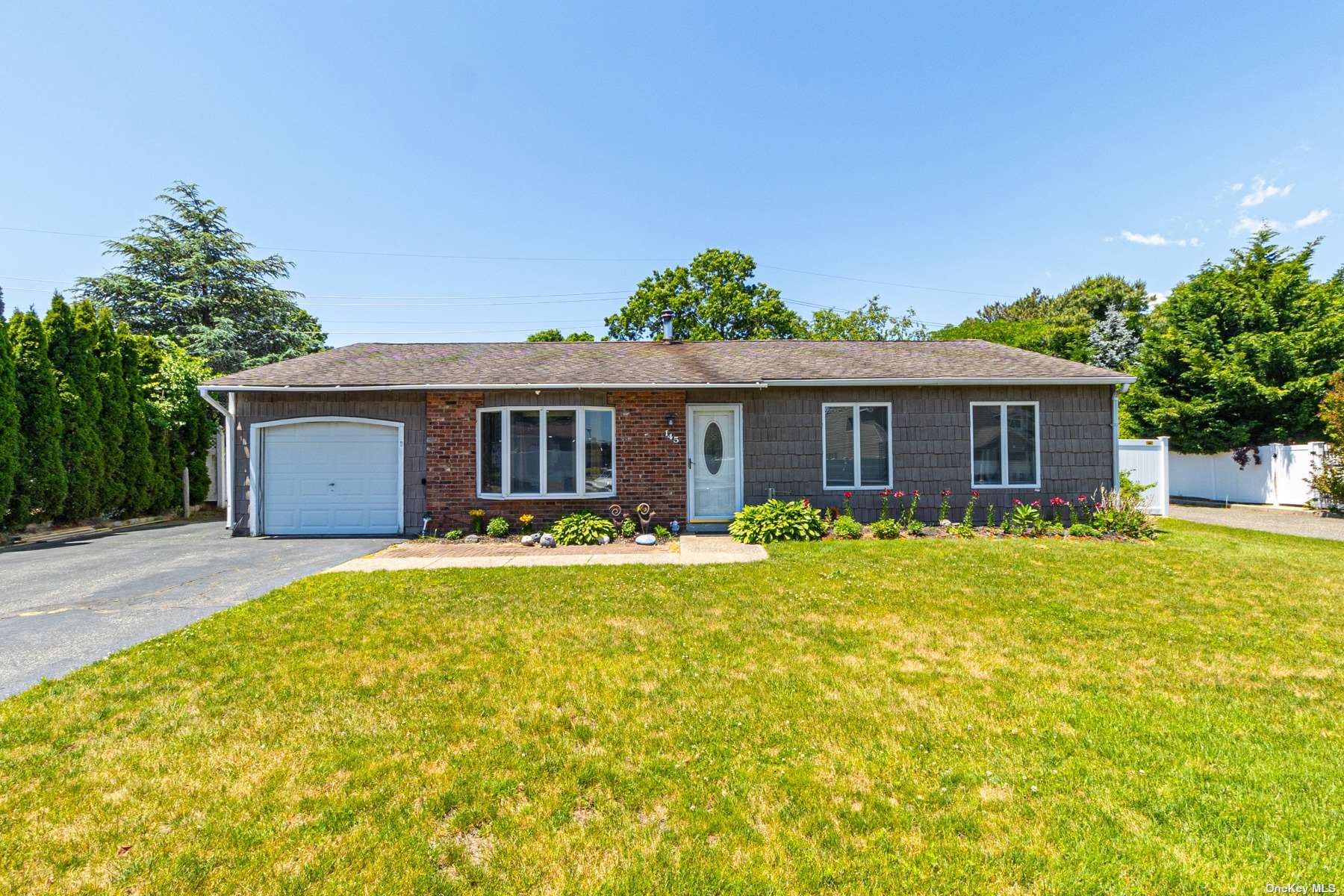 #1 photo, 145 Glen Summer Road, מחוז סאפוק Holbrook , NY 11741