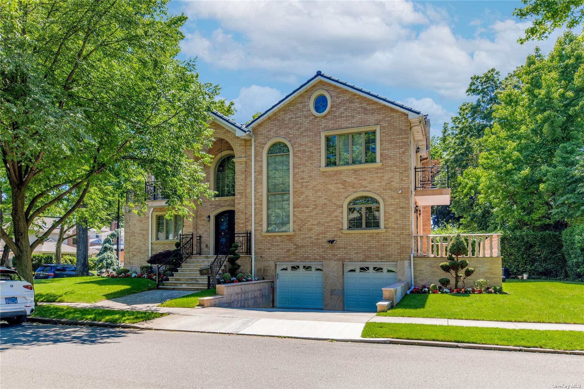 #1 photo, 61-48 214th Street, Oakland Gardens , NY 11364