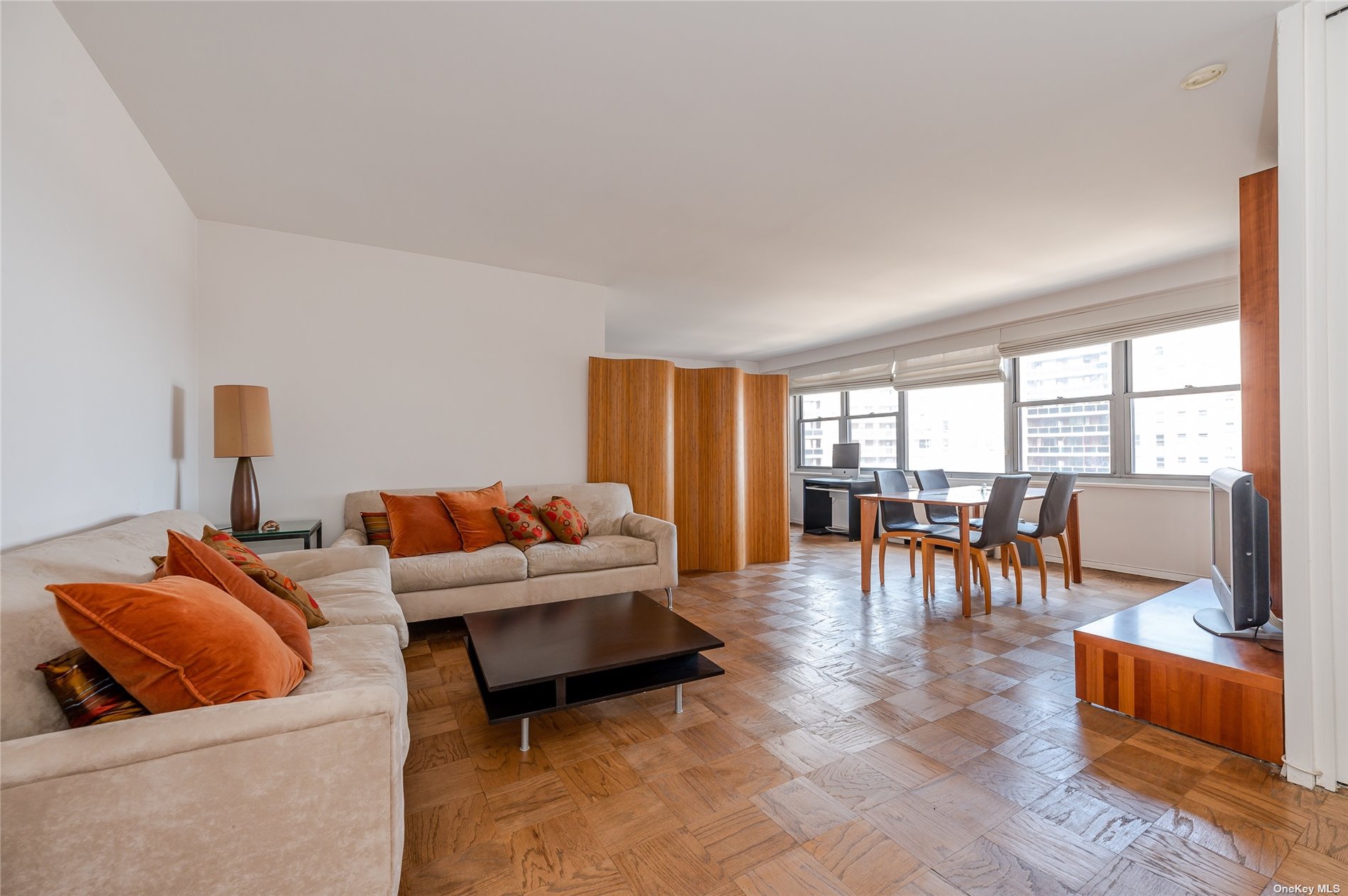 #1 photo, 70-25 Yellowstone Boulevard, 皇后区 森林小丘 Forest Hills , NY 11375