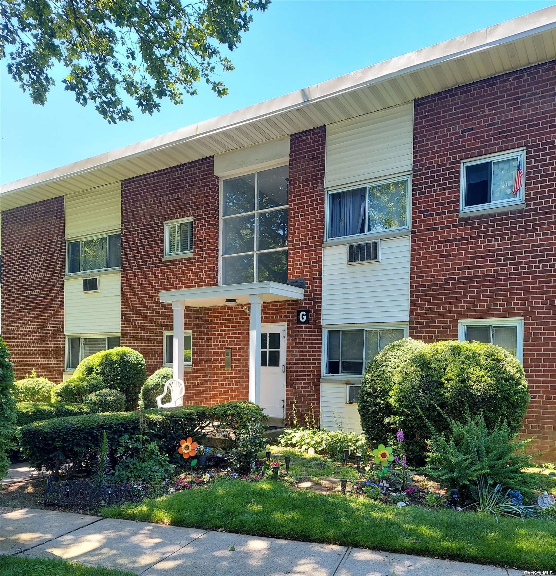 #1 photo, 125 Hempstead Garden Drive, ناسو West Hempstead , NY 11552