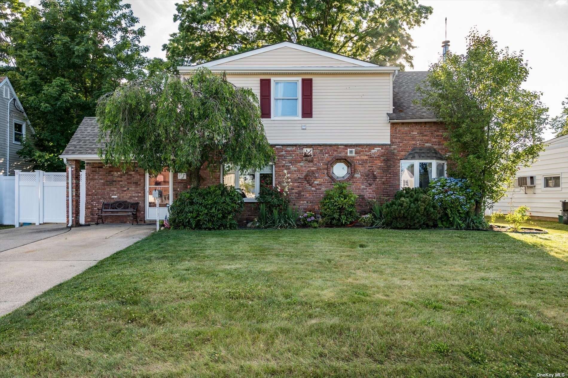 #1 photo, 14 Tailor Lane, नासाउ काउंटी Levittown , NY 11756