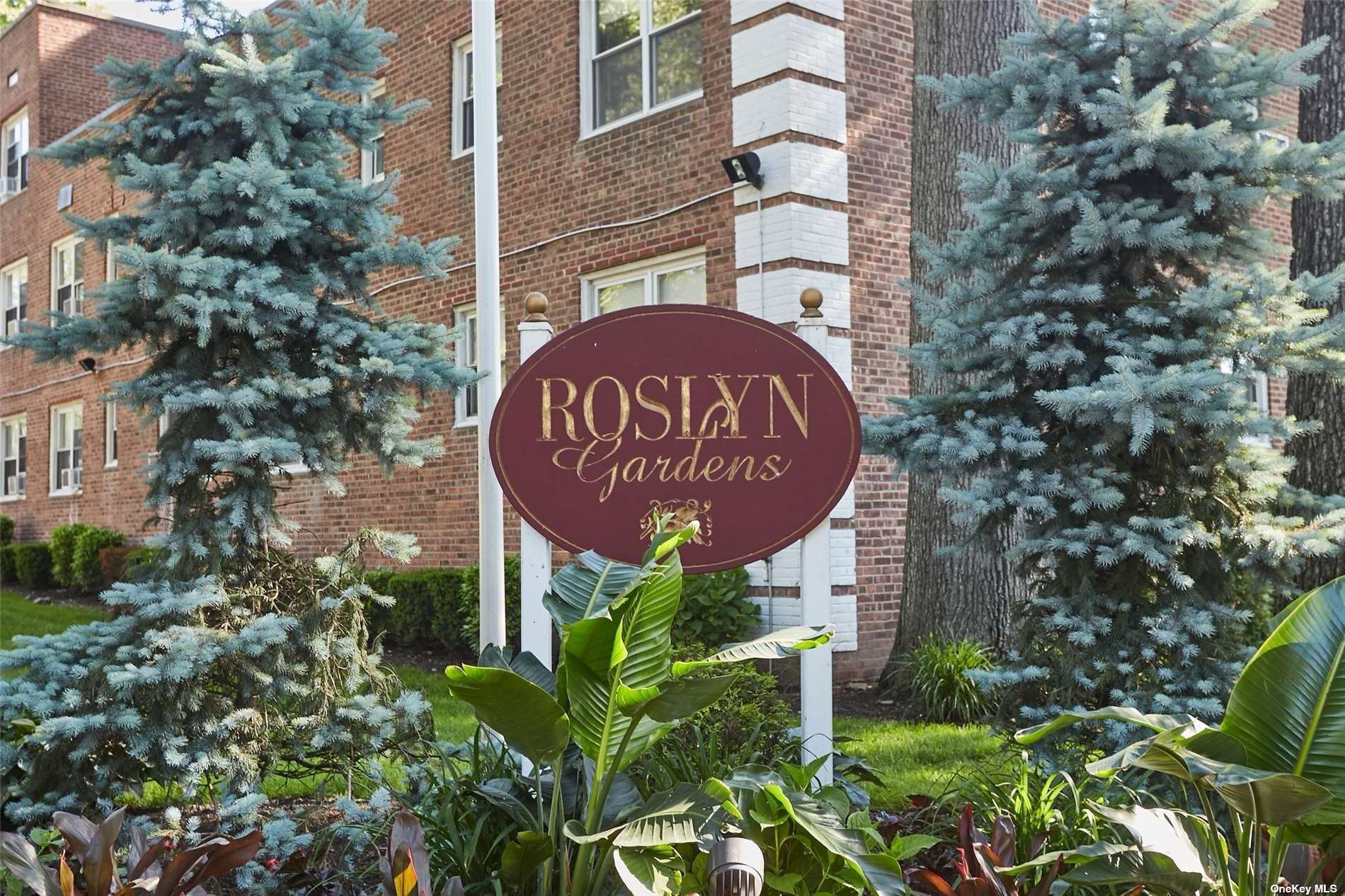 #1 photo, 31 Edwards Street, Roslyn Heights , NY 11577