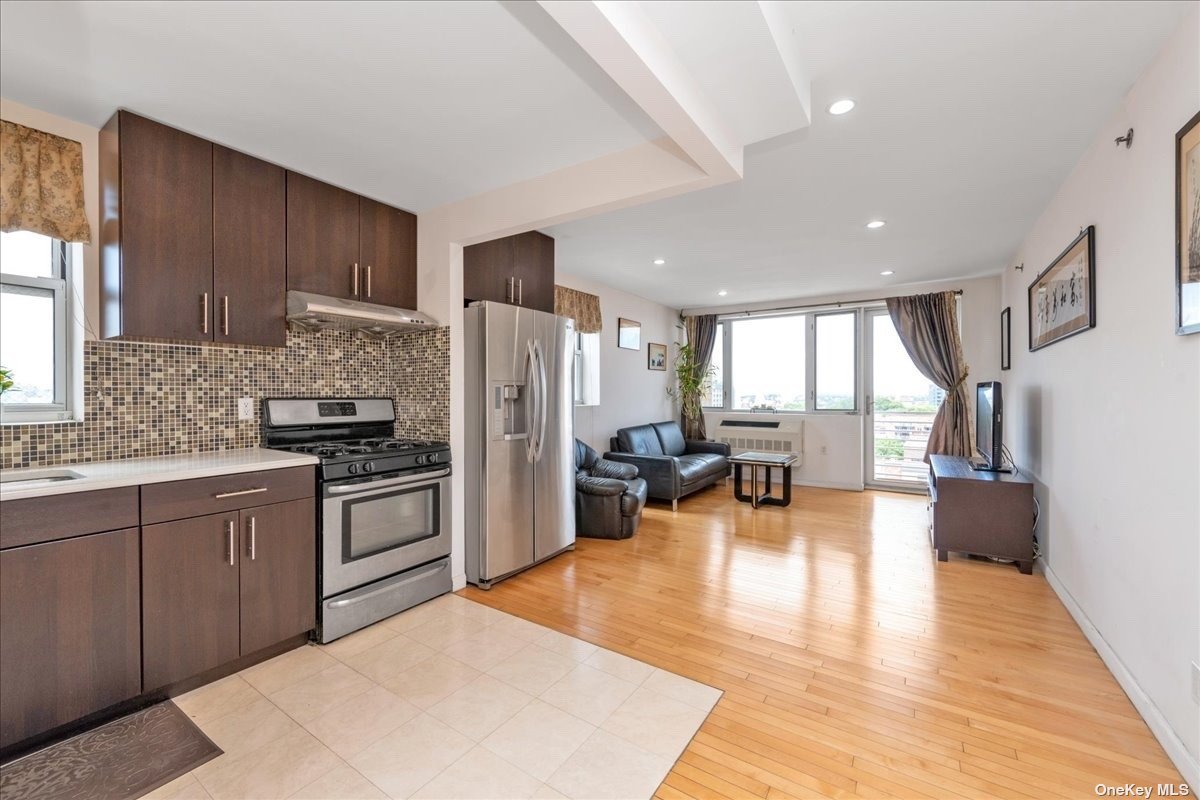 #1 photo, 143-26 41st Avenue, 法拉盛 Flushing , NY 11355