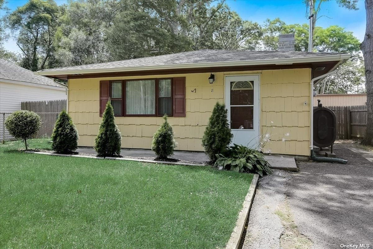 #1 photo, 8 Roberts Street, सफ़ोक काउंटी Mastic , NY 11950
