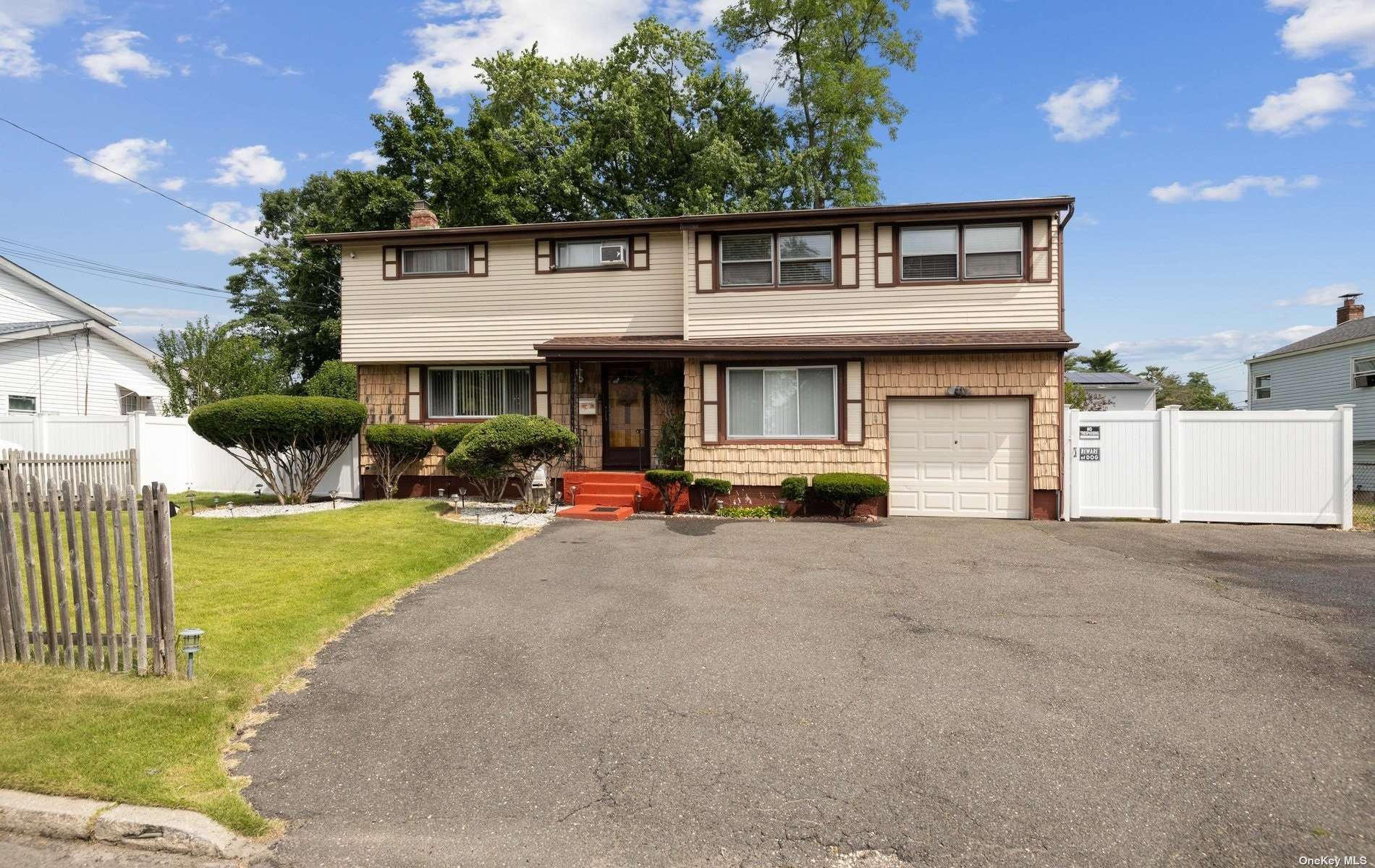 #1 photo, 387 Whipple Street, Саффолк ‖ Brentwood , NY 11717