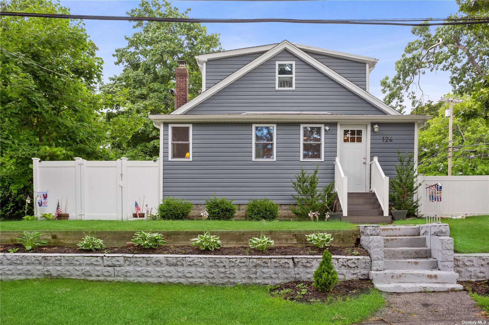 #1 photo, 124 Lower Rocky Point Road, サフォーク郡 Sound Beach , NY 11789